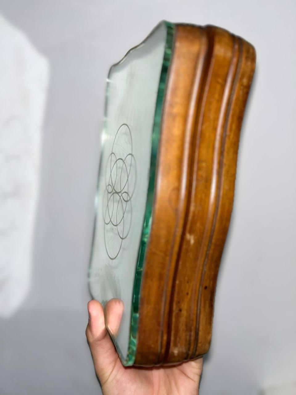 Increíble caja rectangular ondulada de madera y cristal espejado con un concepto espacial grabado en el cristal para conseguir un increíble efecto con los reflejos de la luz. Pietro Chiesa y Giò Ponti para Fontana Arte.
Fabricado en Italia en los