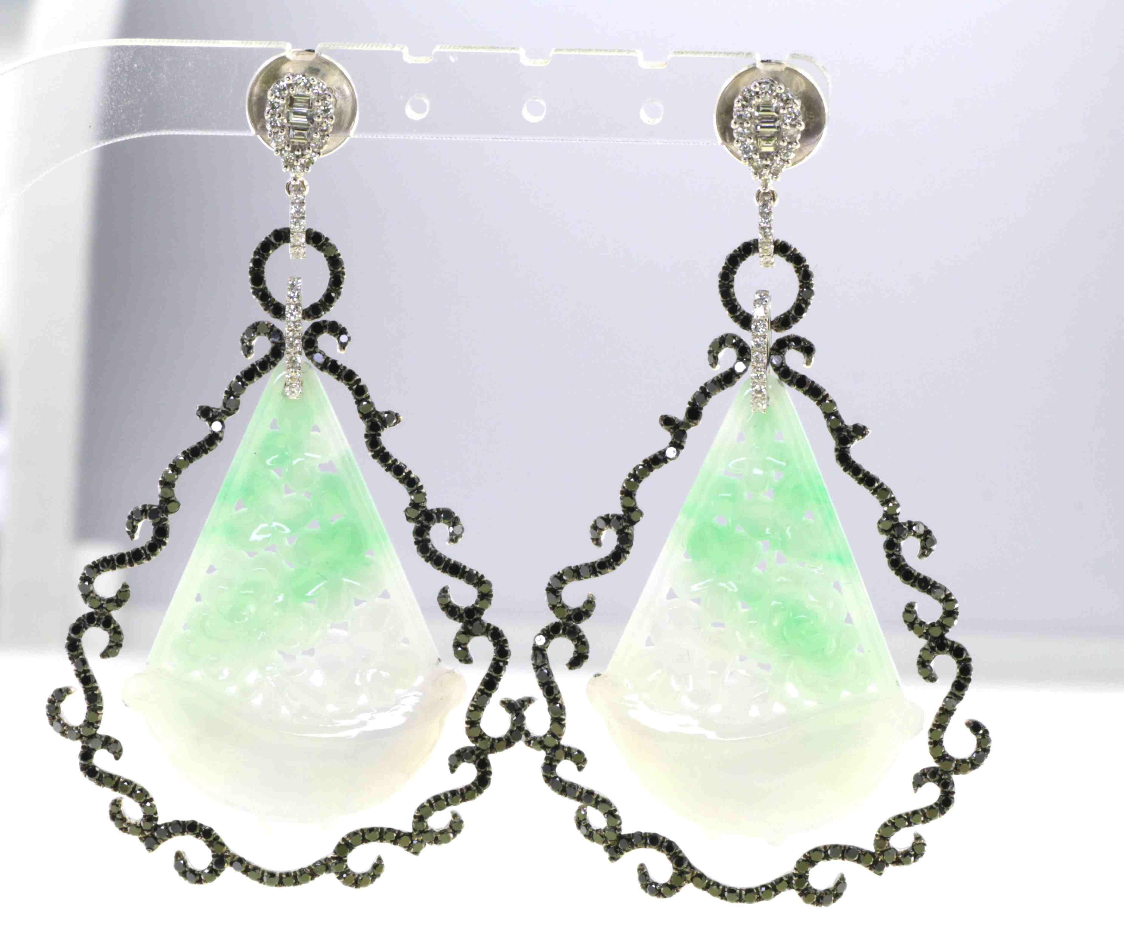 Boucles d'oreilles en goutte Art déco en or 18 carats avec diamants et jadéite de 63,70 carats en vente 4