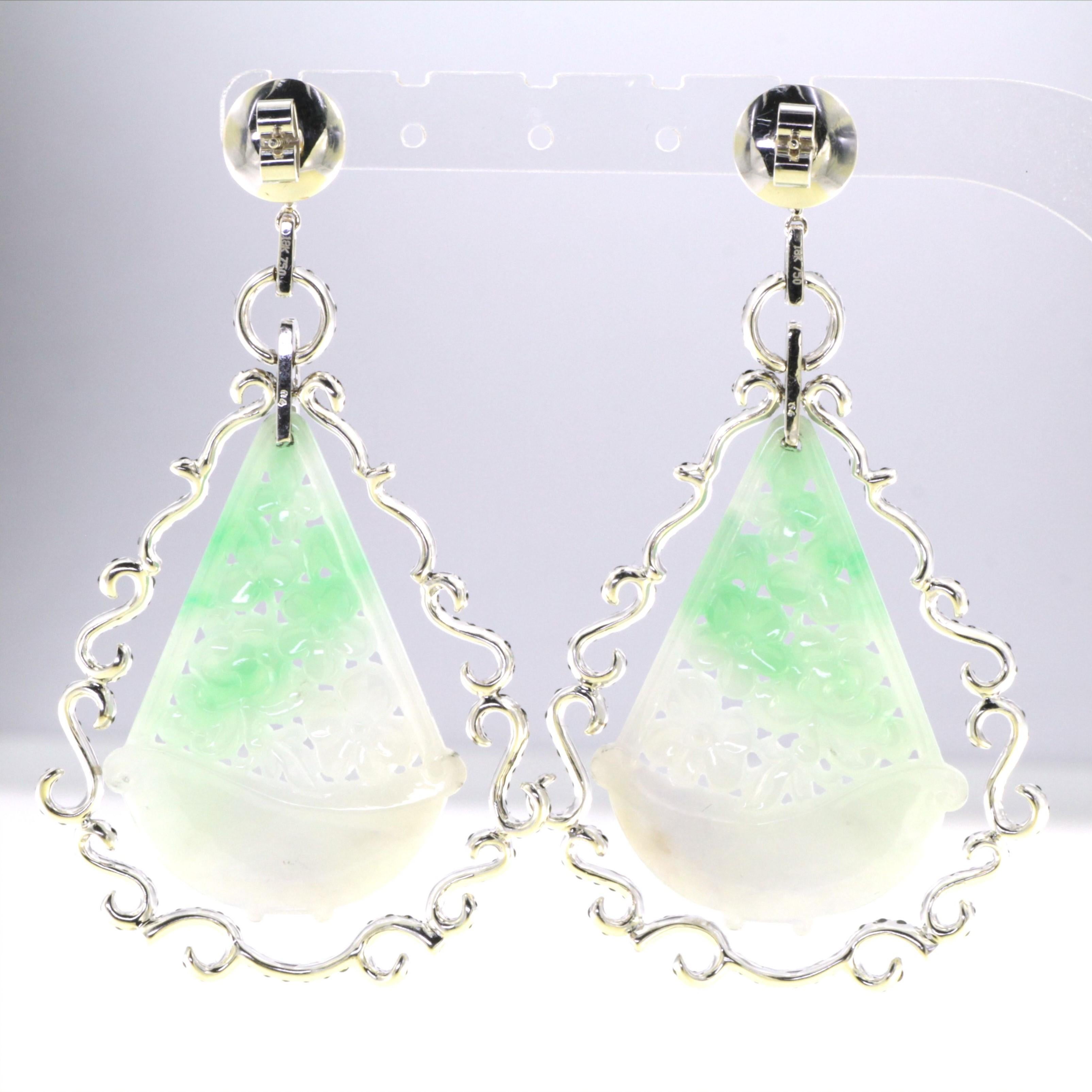 Voici nos étonnantes boucles d'oreilles Art Deco en jadéite et diamants, une paire envoûtante qui allie parfaitement le charme vintage à l'élégance contemporaine. Réalisées en or blanc 18 carats, ces boucles d'oreilles témoignent d'un savoir-faire