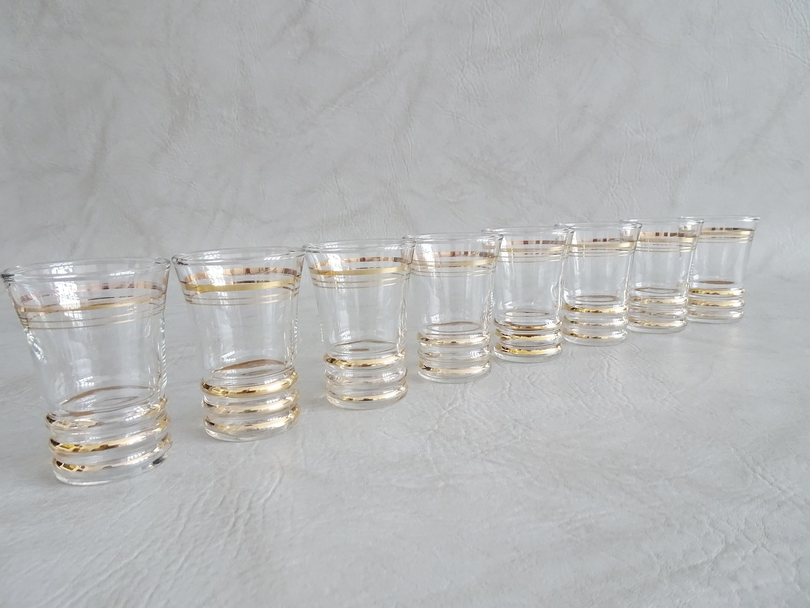 Juego de licor en jarra de cristal Art Deko sobre bandeja de espejo, Francia, 1935 Dorado en venta