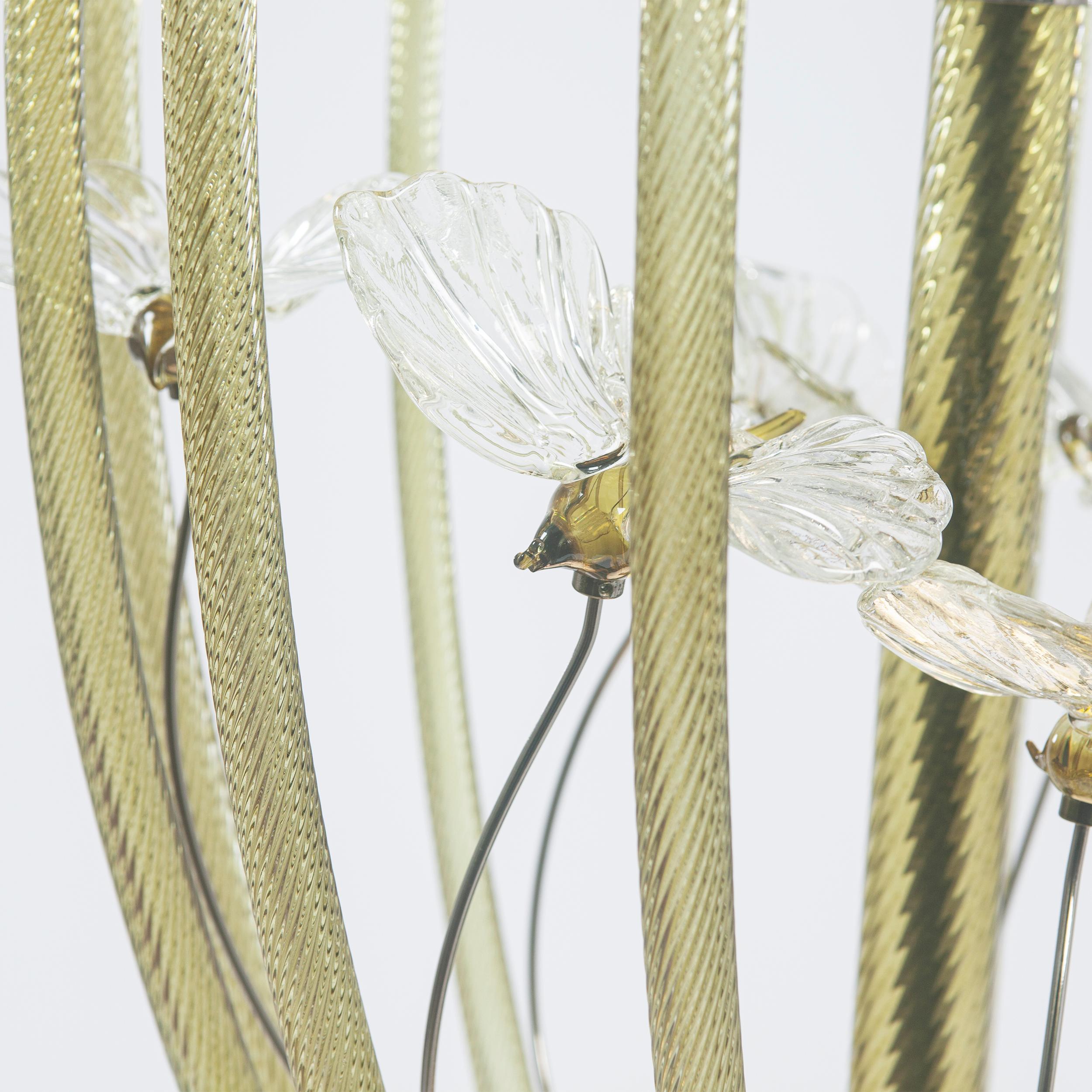 Suspension artistique Cage en verre vert olive de Multiforme avec des papillons façonnés à la main par des maîtres verriers. Un objet qui allie le savoir-faire artistique de Murano au détail technique du composant d'éclairage.

L'esthétique d'un