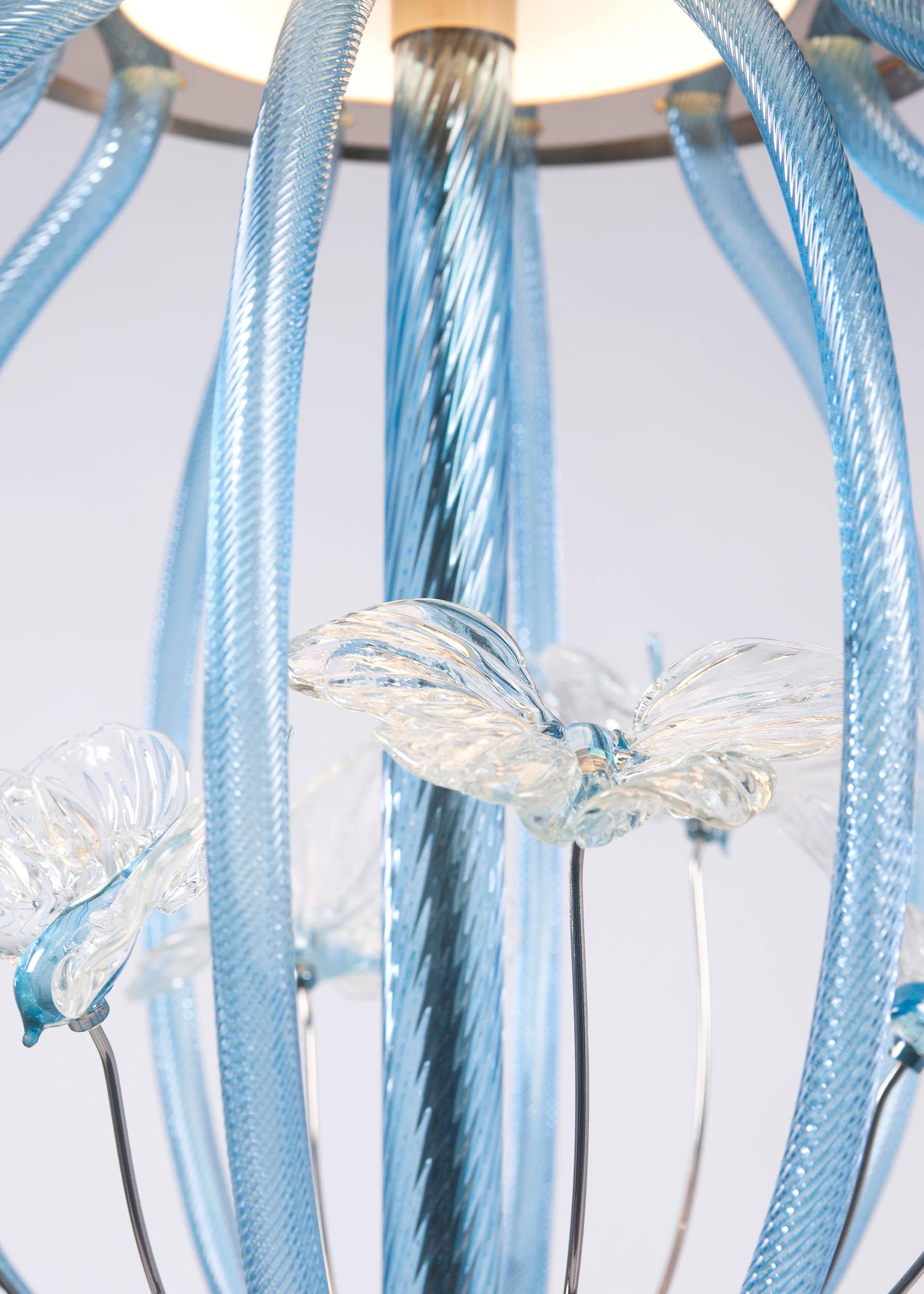 Artistic suspension lamp Cage in sapphire blue glass by Multiforme with butterflies shaped by hand by master glassmakers. An object that combines Murano artistic savoir-faire with the technical detail of the lighting component.

The aesthetics of a