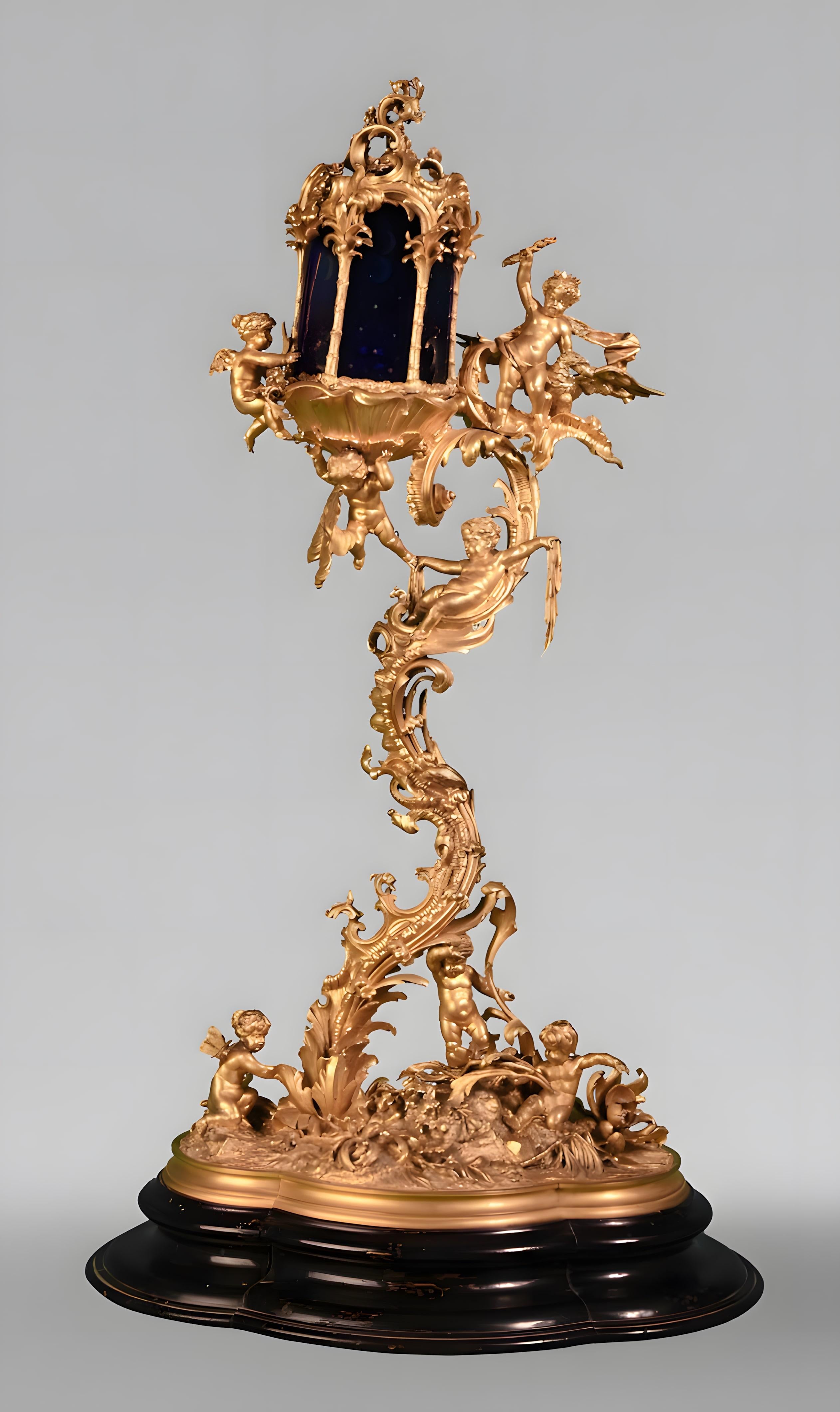 Questa lanterna decorata in stile rococò è stata realizzata dalla fonderia d'arte di Johann Herzner nell'ultimo quarto del XIX secolo.

La fonderia d'arte Johann Herzner, situata al numero 37 di Erzgießereistrasse a Monaco, era specializzata in