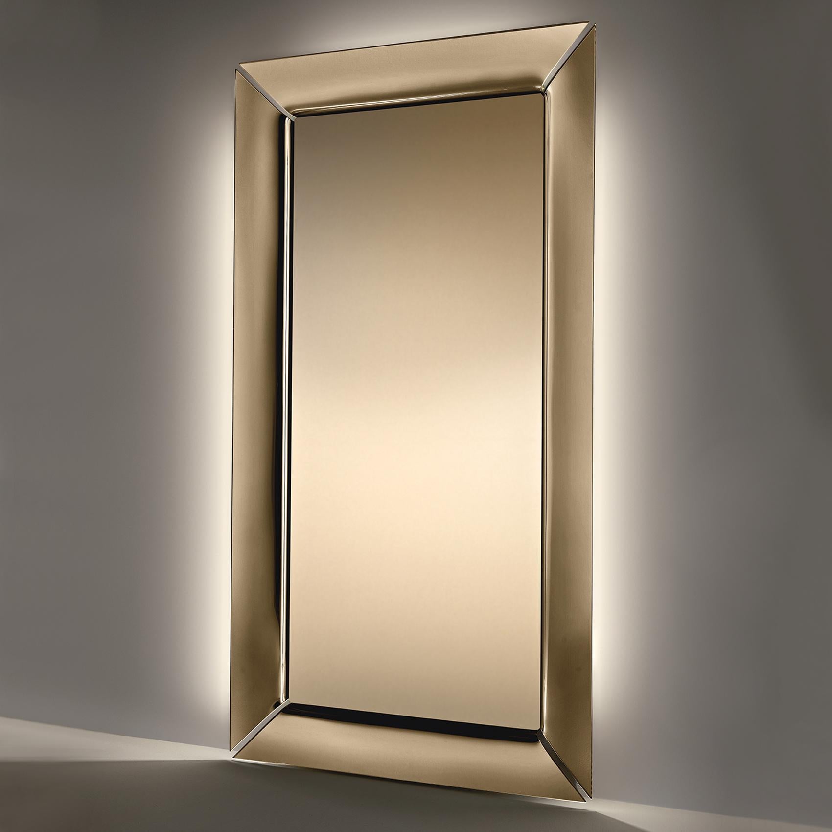 Miroir d'art cadre bronze, miroir de sol ou mural
encadré par 4 éléments en verre courbés de finition bronzée, 
6 mm d'épaisseur. Avec verre miroir rectangulaire à finition bronzée.

 