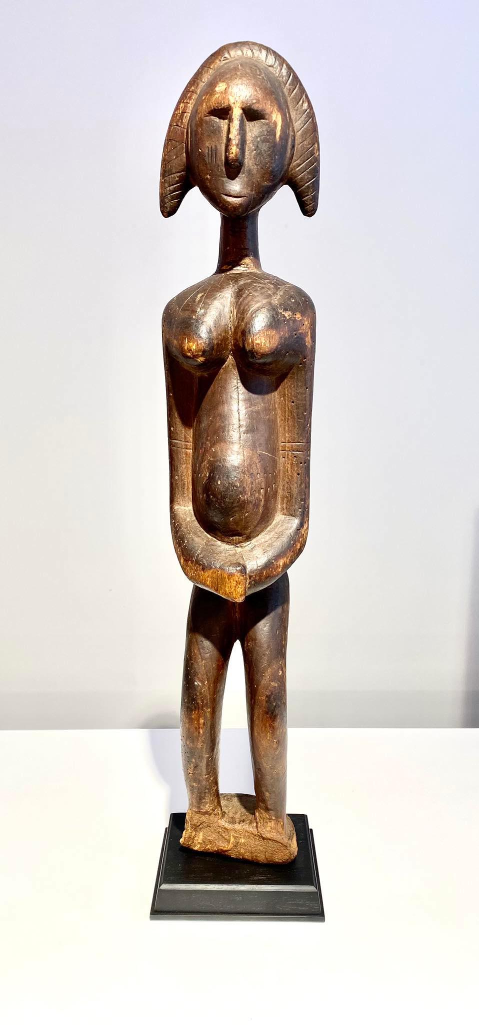 Eine hervorragende antike Bamana / Bambara weibliche Statue aus Mali aus dem 19. 
Volk : Bamana / Bambara
Land : Mali
Alter : 19. Jahrhundert

Die weibliche Statue des Anthropomorf jonyelini / jo hat Narben am Körper.
Schöne Patina des Gebrauchs.
In
