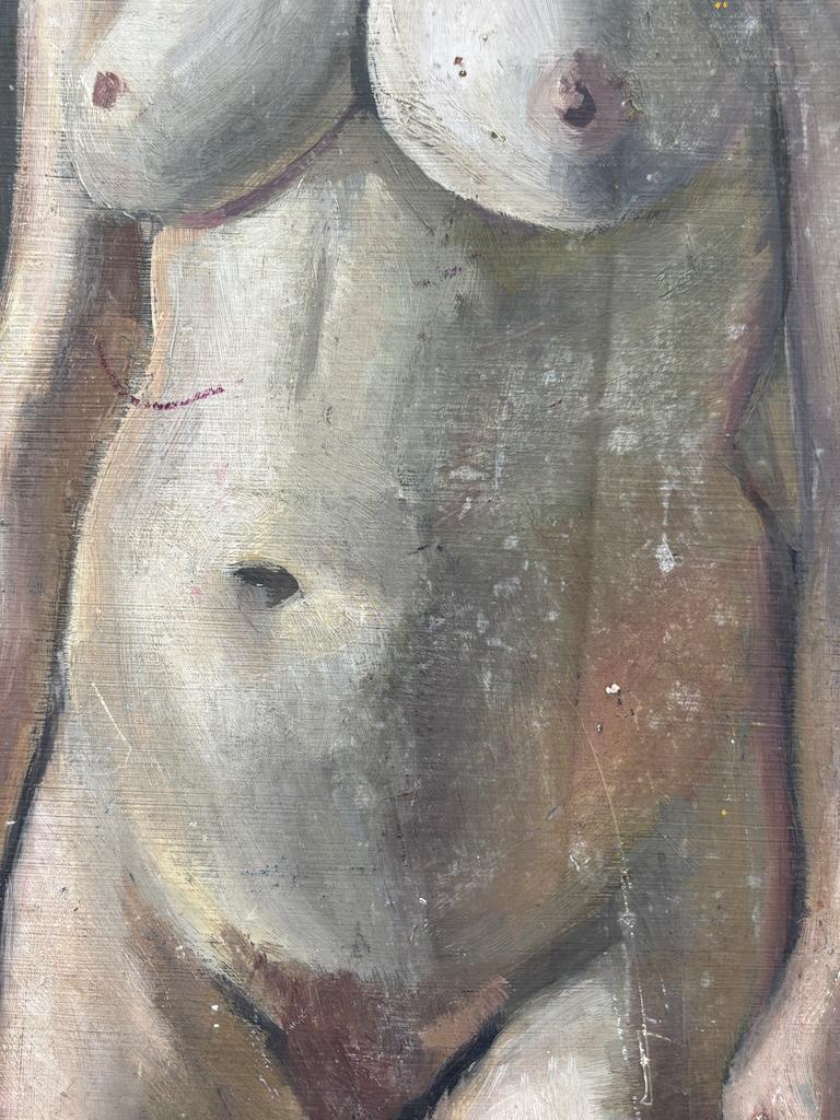 Kunst  Geoffrey Underwood - Stehender weiblicher Akt im Studio (um 1950) im Angebot 3