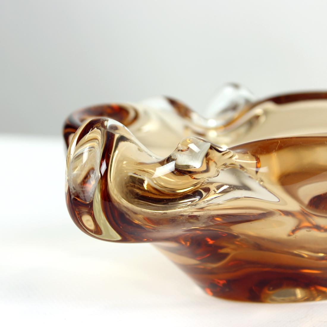 Mid-Century Modern Art Glass Amber Bowl by Jan Beranek for Skrdlovice, Czechoslovakia, circa 1960 For Sale