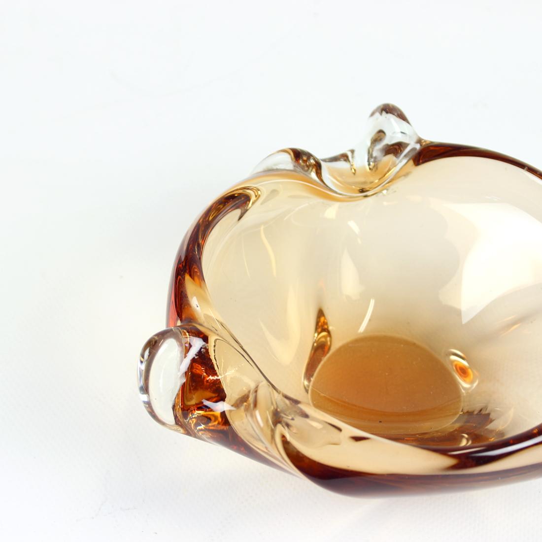Mid-20th Century Art Glass Amber Bowl by Jan Beranek for Skrdlovice, Czechoslovakia, circa 1960 For Sale