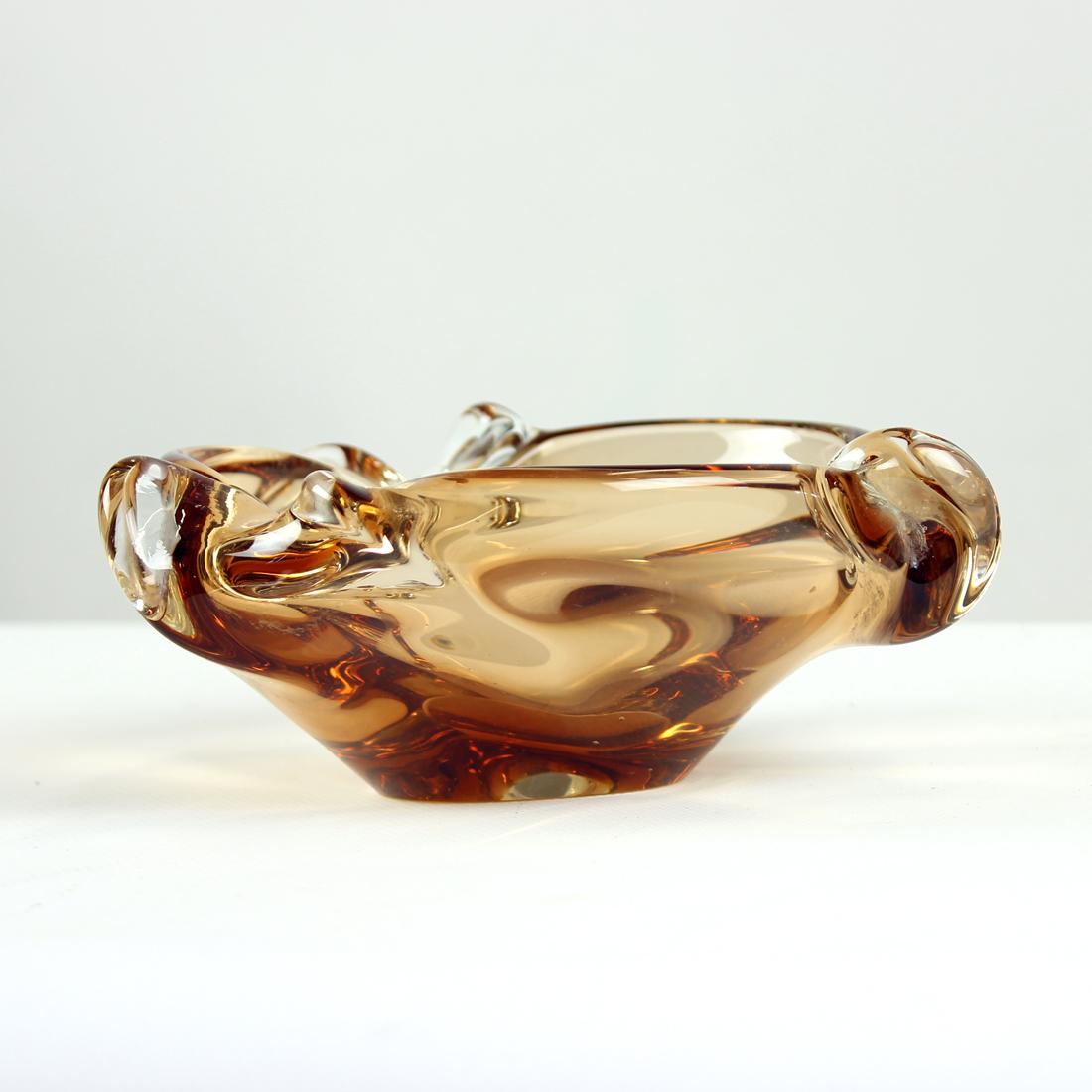 Art Glass Amber Bowl by Jan Beranek for Skrdlovice, Czechoslovakia, circa 1960 For Sale 2
