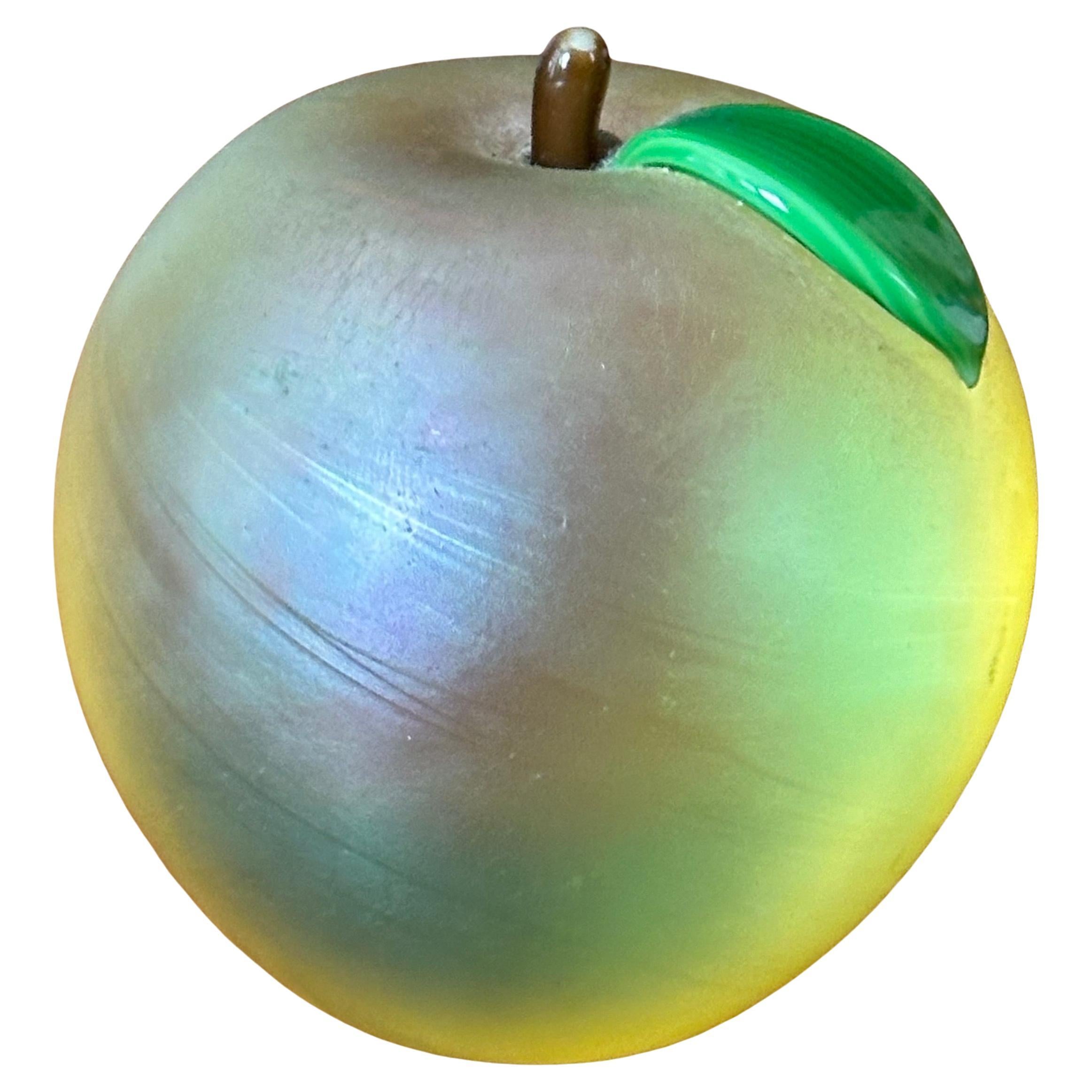 Preciosa escultura / pisapapeles de manzana de vidrio artístico de Orient & Flume, de la década de 1990. La escultura está en muy buen estado, sin astillas ni grietas, y mide 3,25