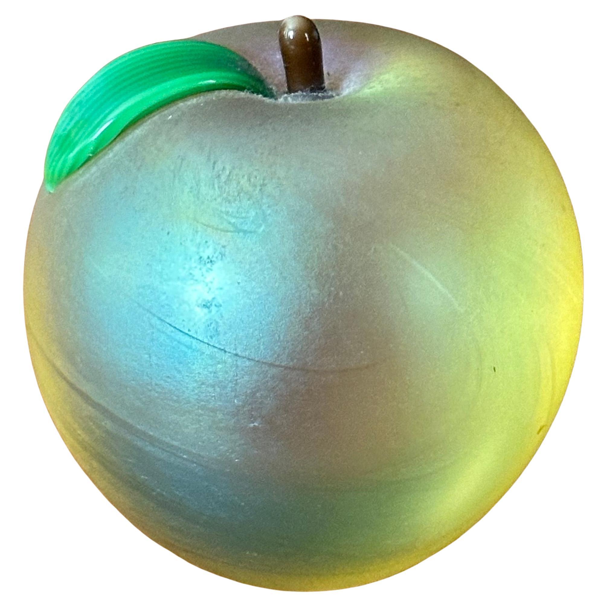Escultura de vidrio artístico Manzana / Pisapapeles de Orient & Flume Estadounidense en venta