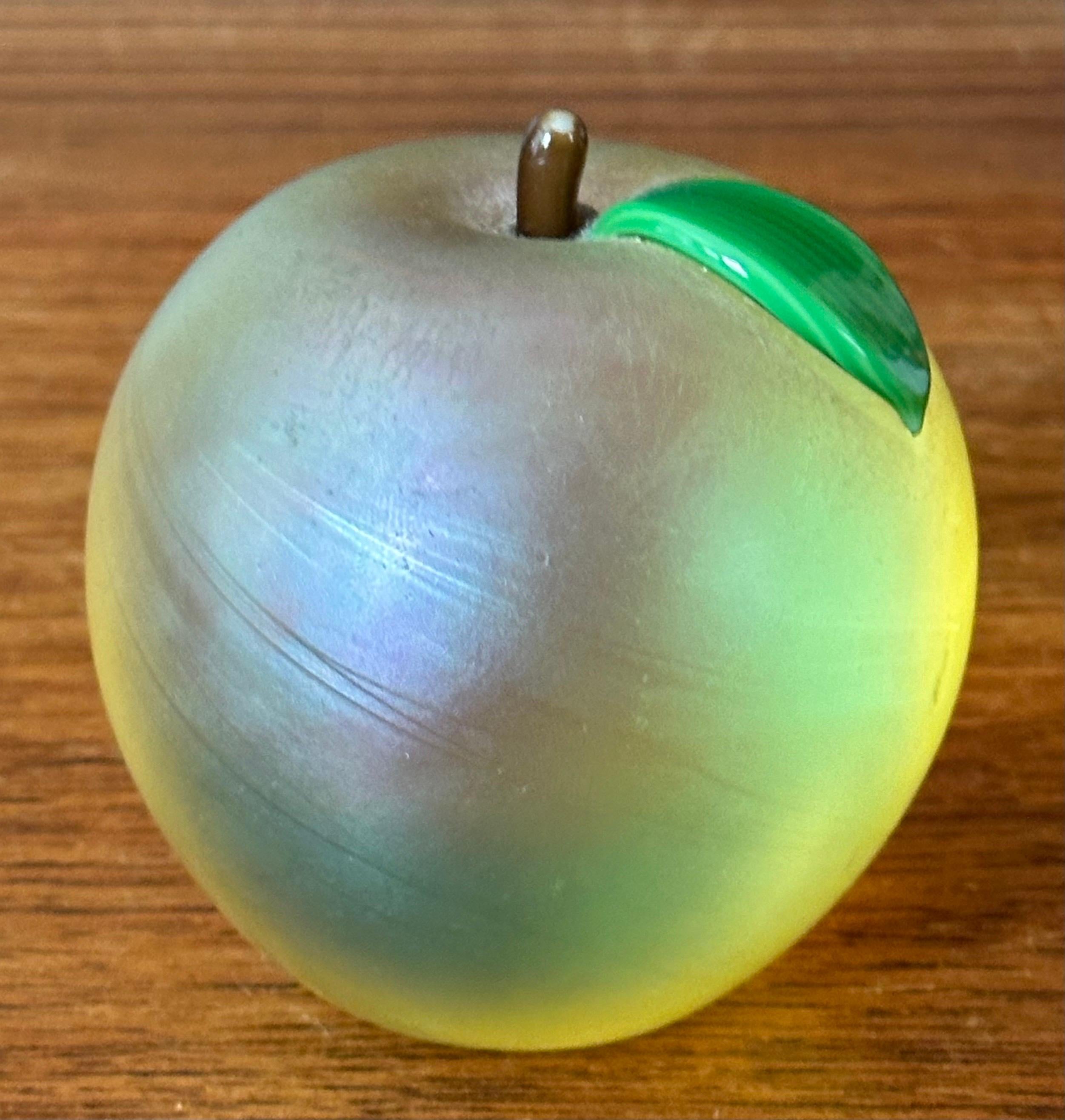 Escultura de vidrio artístico Manzana / Pisapapeles de Orient & Flume en Bueno estado para la venta en San Diego, CA