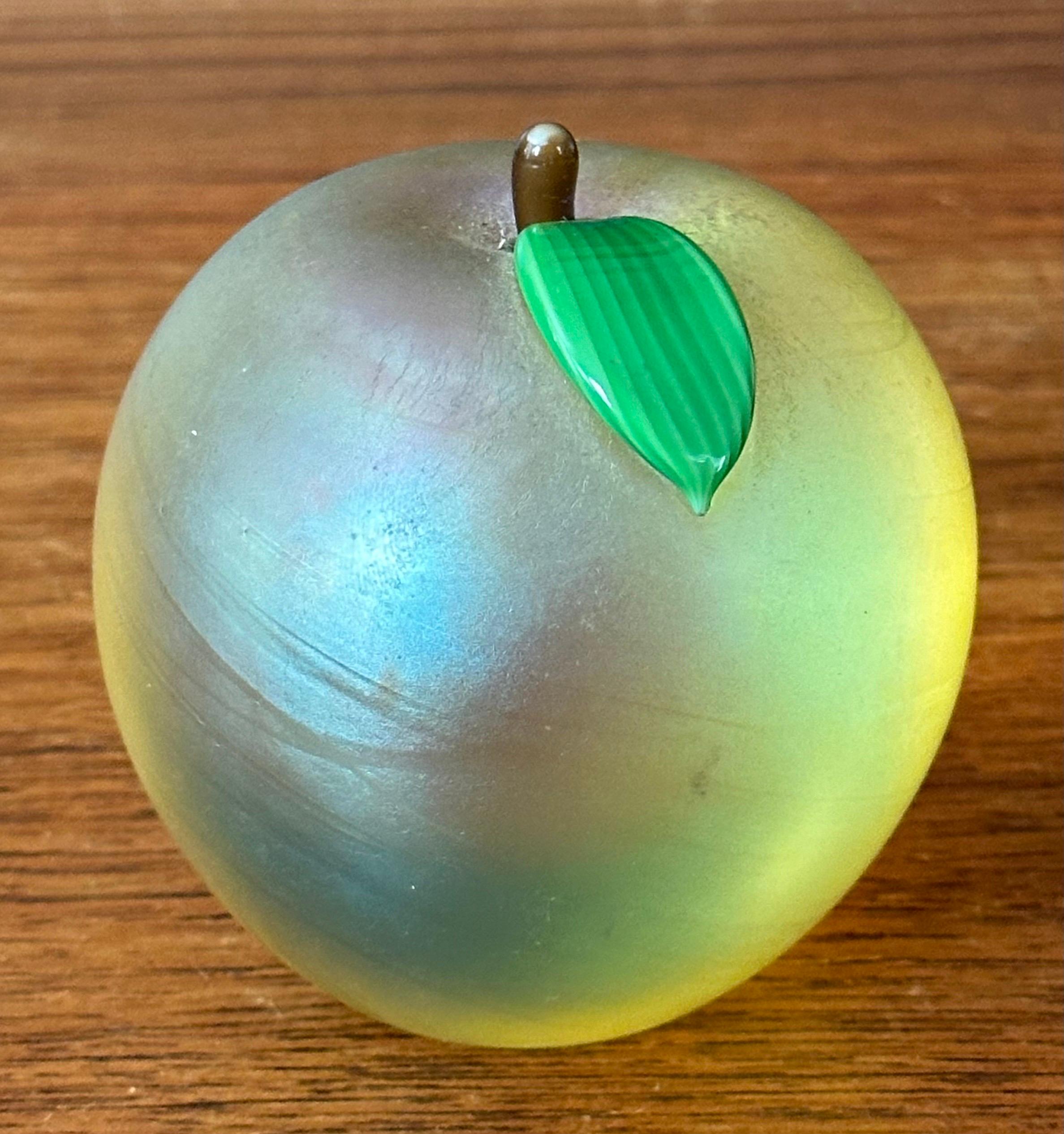 Escultura de vidrio artístico Manzana / Pisapapeles de Orient & Flume siglo XX en venta