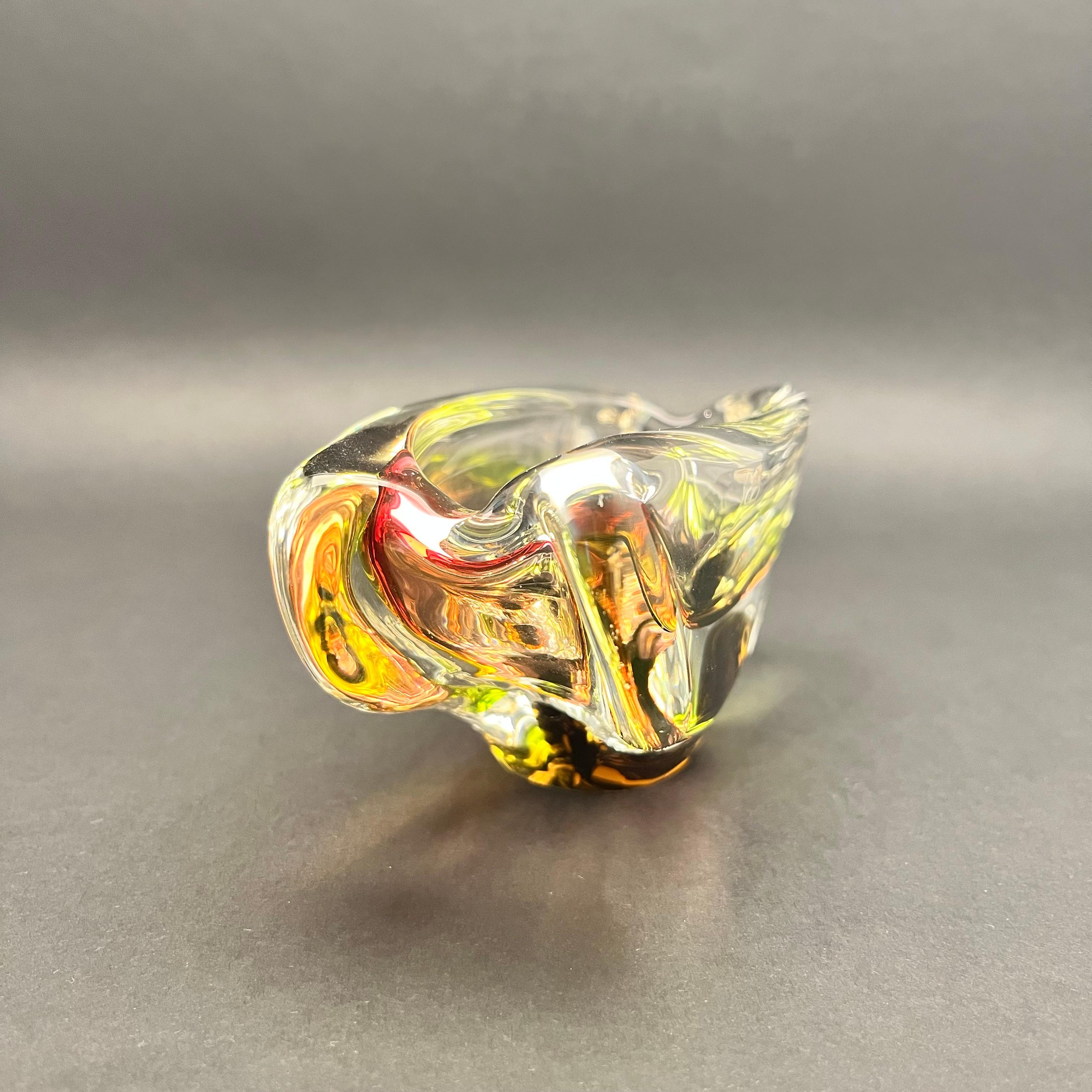 Posacenere in vetro artistico attribuito a Josef Rozinek per Novy Bor, anni '60
Questo sorprendente posacenere in vetro potrebbe essere il pezzo forte del tuo tavolino o della tua credenza. Questo articolo è in eccellenti condizioni