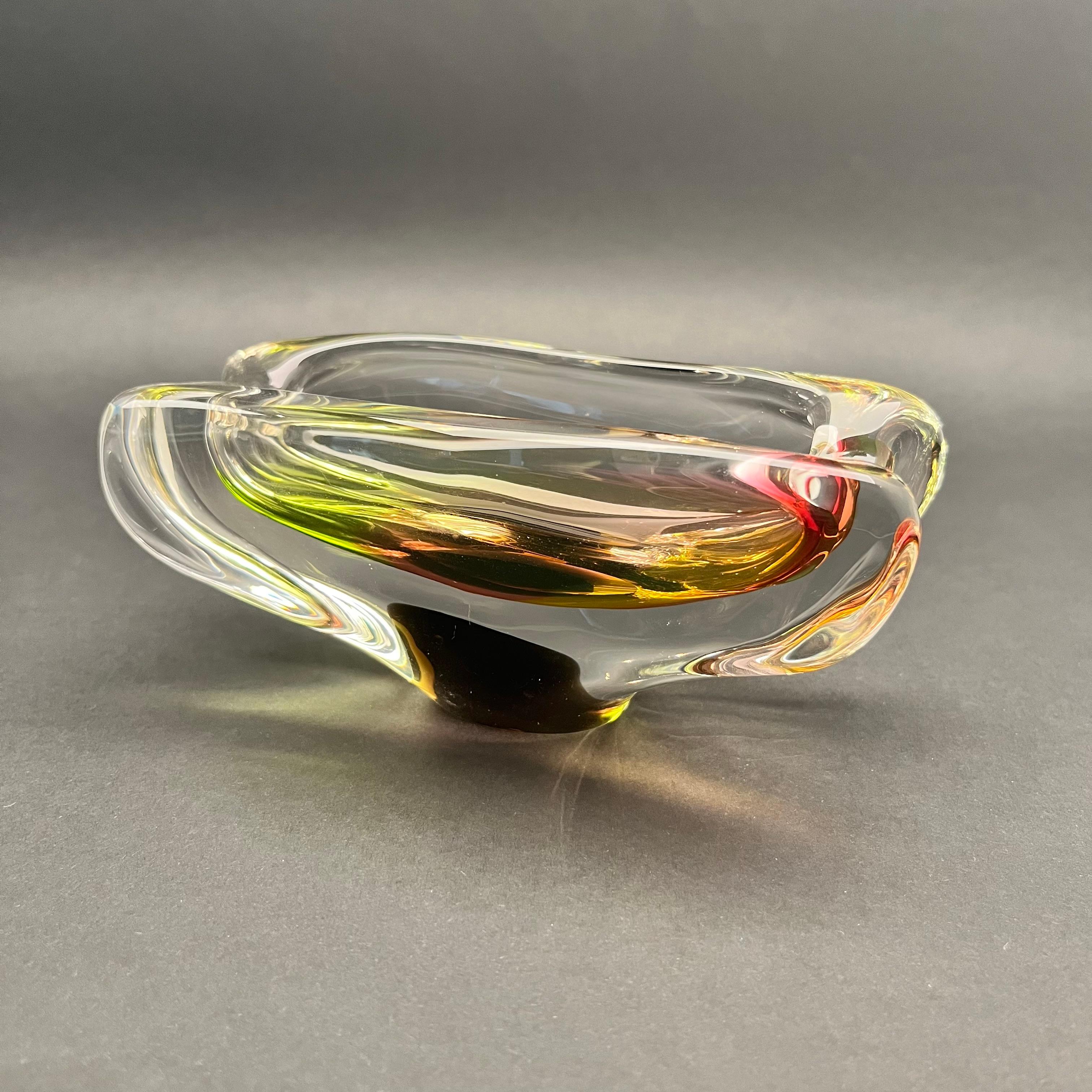 Mid-Century moderno Posacenere in vetro artistico attribuito a Josef Rozinek per Novy Bor, anni '60 in vendita