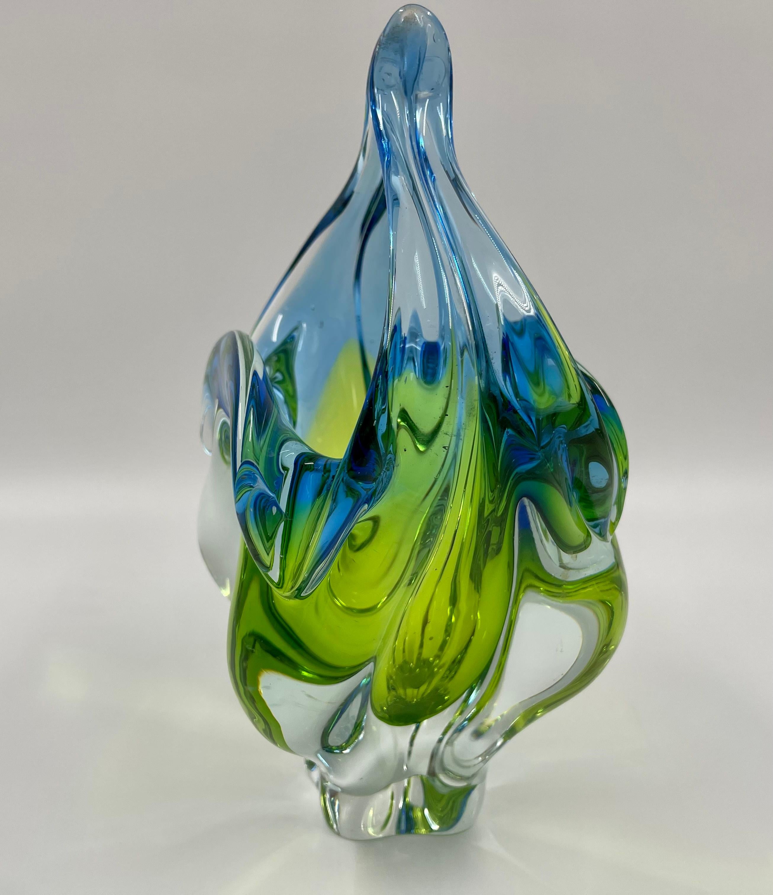 Il s'agit d'un bol/panier en verre d'art vintage fabriqué en Tchécoslovaquie et conçu par Josef Hospodka pour la verrerie Chribska vers 1960. Il s'agit d'un exemple exceptionnel de verre d'art fabriqué à Chřibská, en Tchécoslovaquie. Le bol/panier