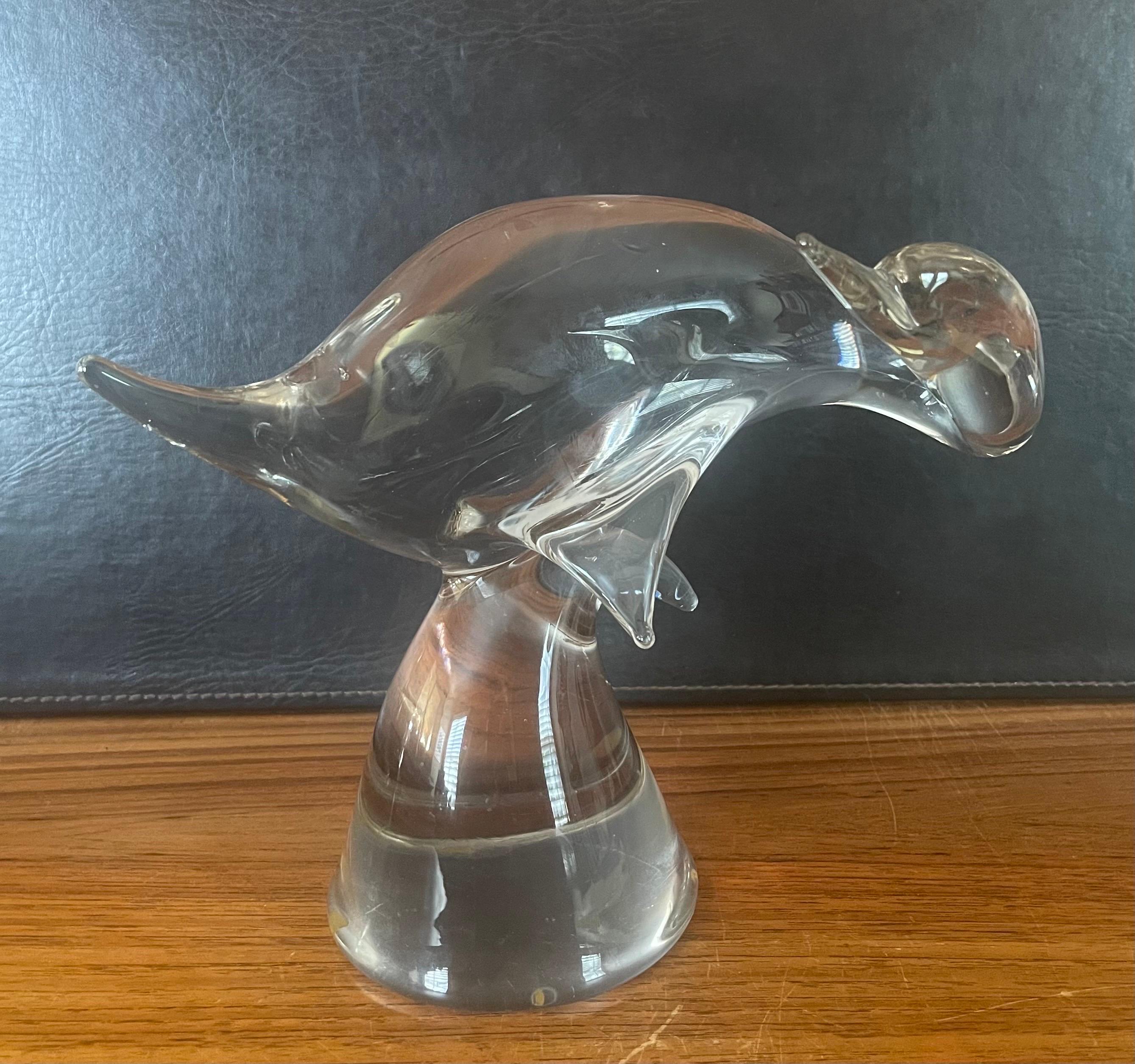 Grande sculpture en verre de Murano représentant un oiseau ou un canard sur une base, réalisée par le studio Cenedese pour Murano Glass, vers les années 1980. Il s'agit d'une belle pièce qui est en très bon état vintage, sans éclats ni rayures. La