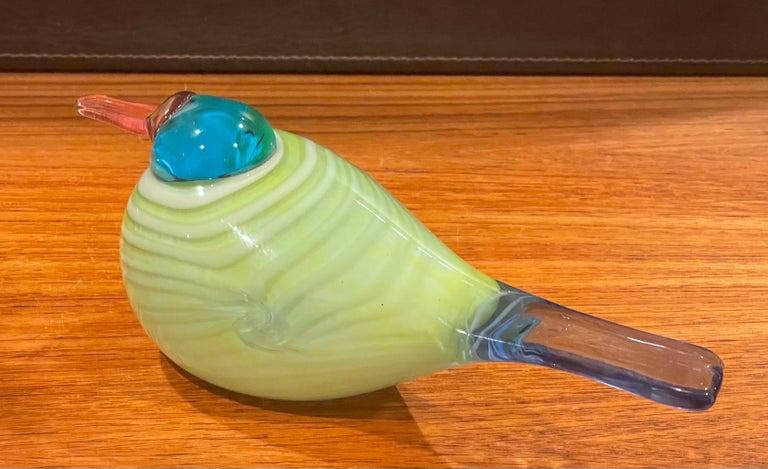 Gorgeous art glass bird sculpture by Oiva Toikka for Iittala of Finland, circa 1990s. This sculpture is mouth blown and is in great vintage condition with no chips or cracks. The piece measures 10