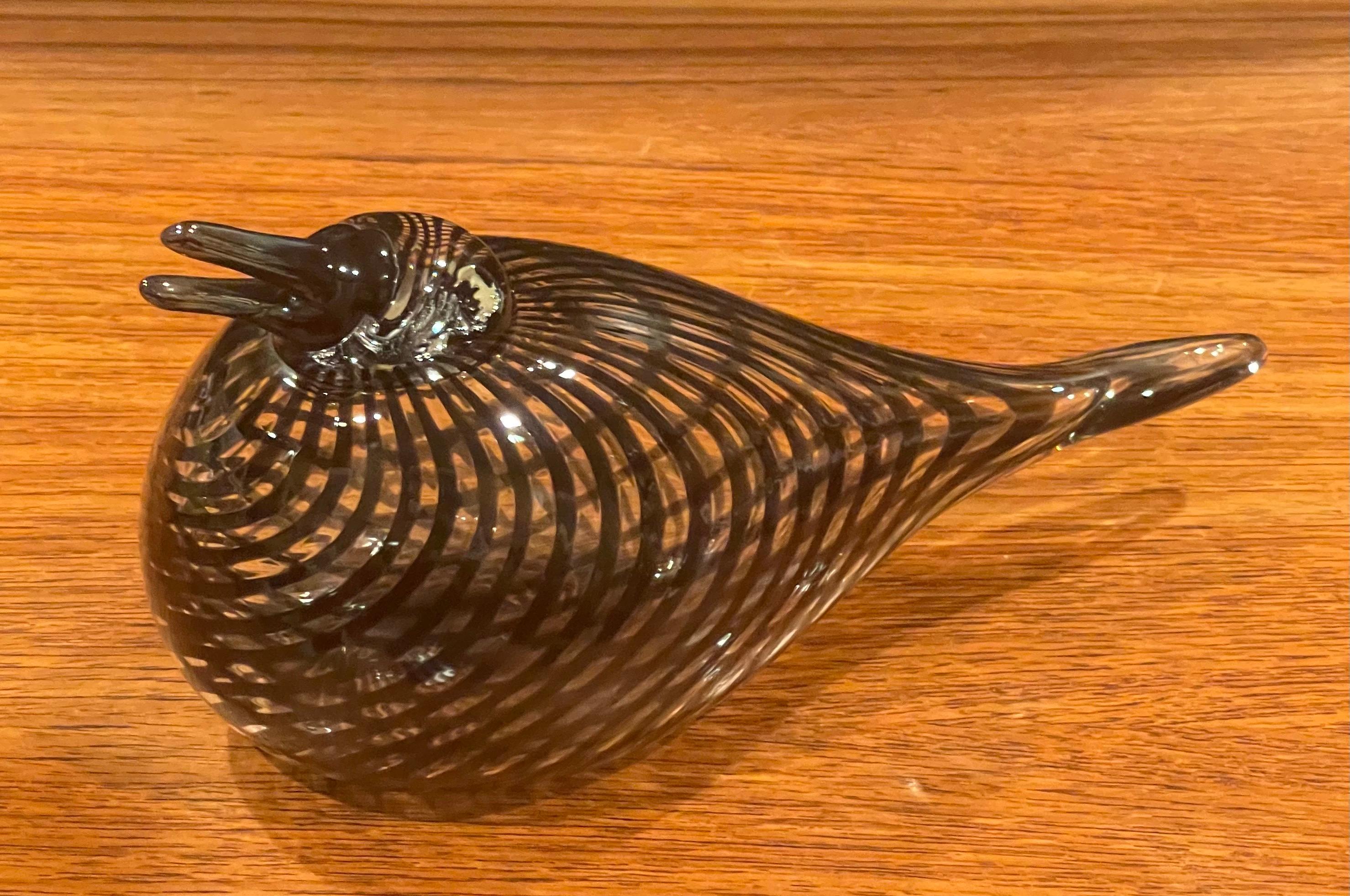 Gorgeous art glass bird sculpture by Oiva Toikka for Iittala of Finland, circa 1990s. This sculpture is mouth blown and is in great vintage condition with no chips or cracks. The piece measures 10