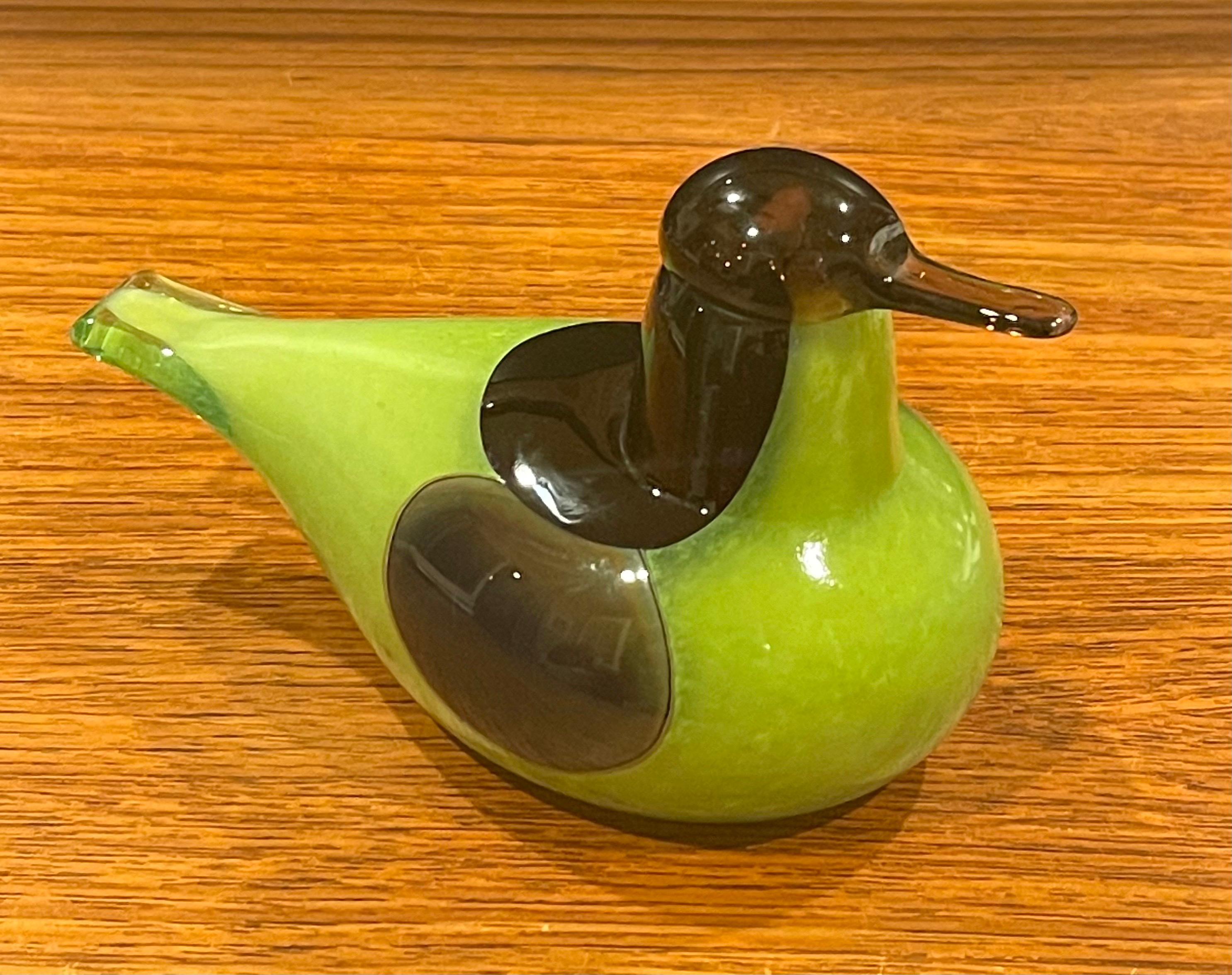 Gorgeous art glass bird sculpture by Oiva Toikka for Iittala of Finland, circa 1990s. This sculpture is mouth blown and is in great vintage condition with no chips or cracks. The piece measures 7