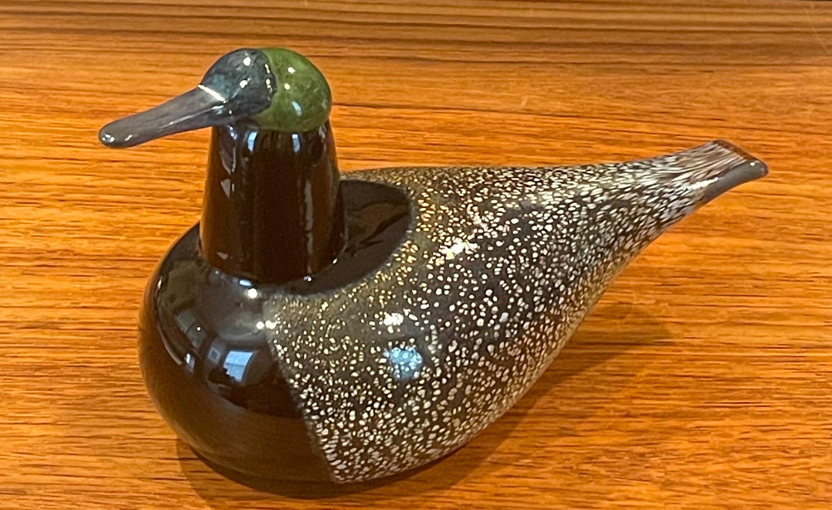 Gorgeous art glass bird sculpture by Oiva Toikka for Iittala of Finland, circa 1990s. This sculpture is mouth blown and is in great vintage condition with no chips or cracks. The piece measures 9.25
