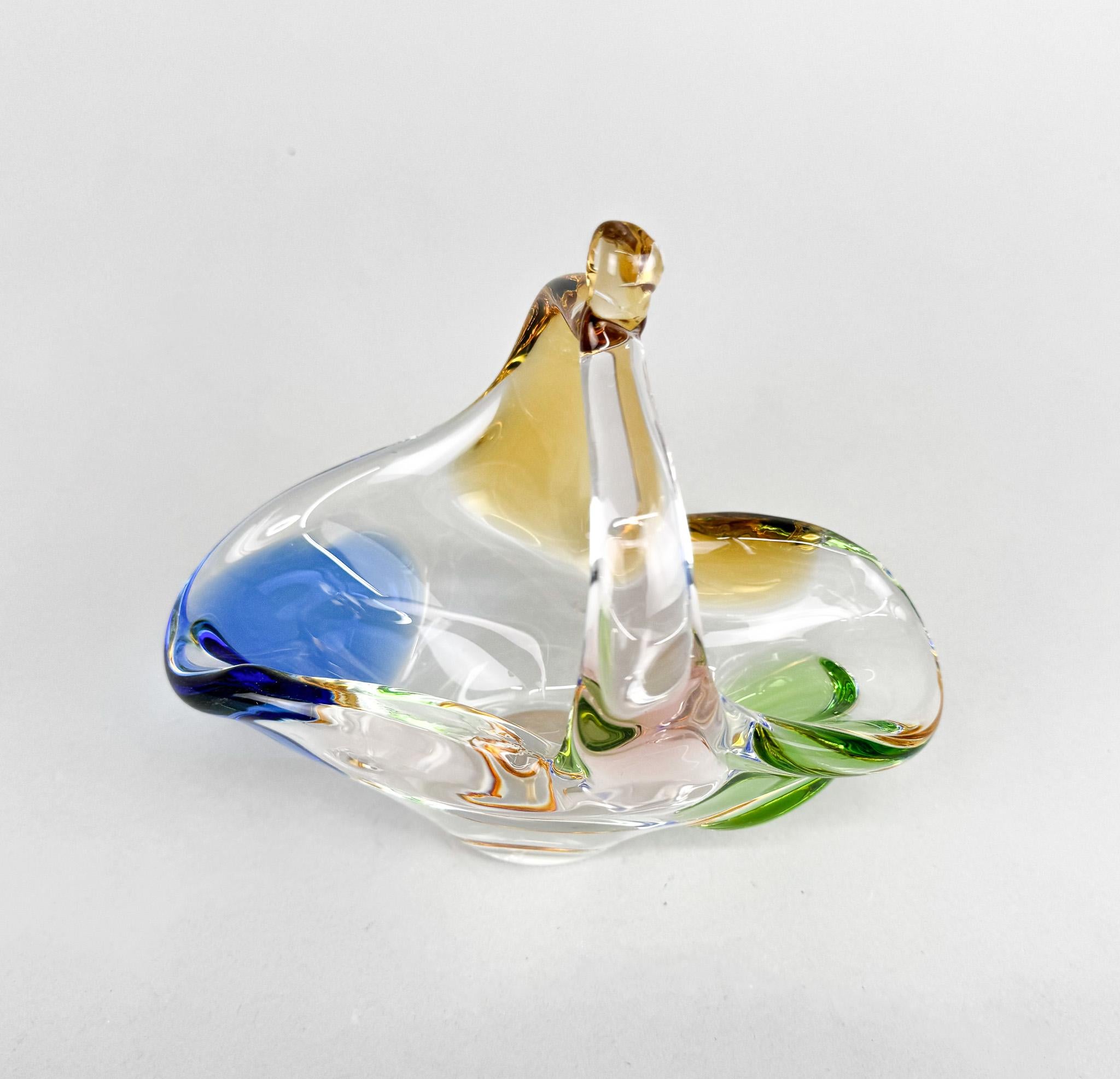 Magnifique bol ou panier en verre d'art coloré du milieu du siècle, conçu par Frantisek Zemek et produit par Mstisov Glassworks dans les années 1950. La pièce est issue de la collection Rhapsody.