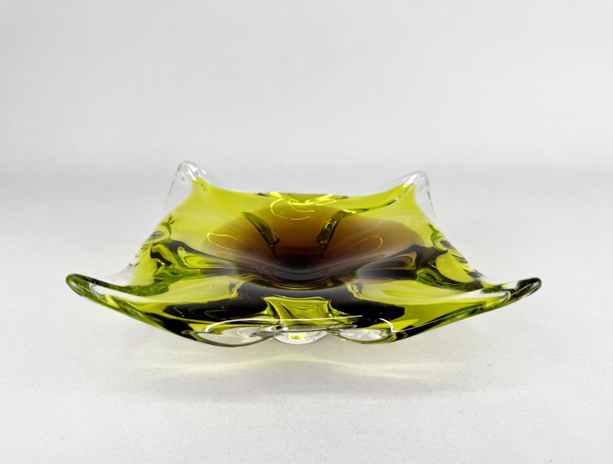 Cuenco de vidrio artístico del diseñador Josef Hospodka, fabricado en Chribska Glassworks, en la antigua Checoslovaquia, en la década de 1960.
