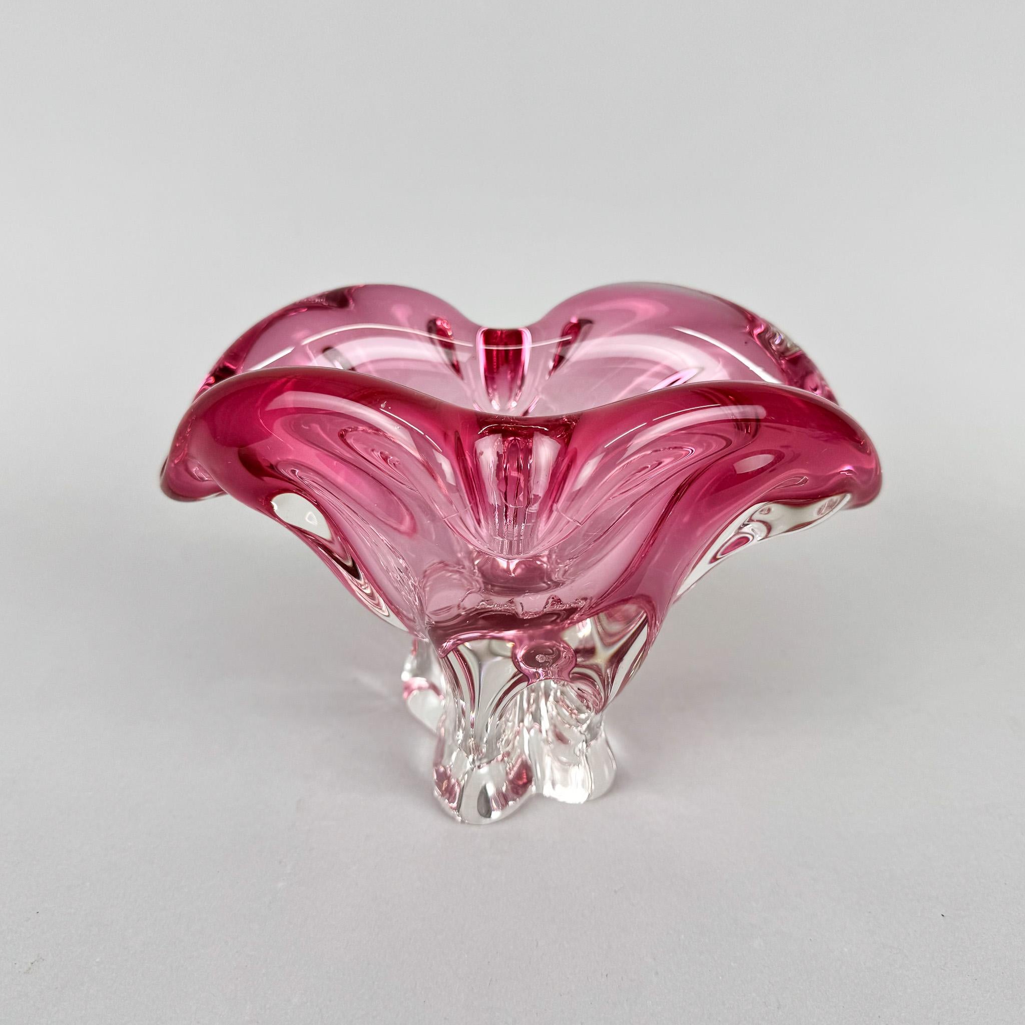 Cuenco de vidrio artístico del diseñador Josef Hospodka, fabricado en Chribska Glassworks, en la antigua Checoslovaquia, en la década de 1960.

