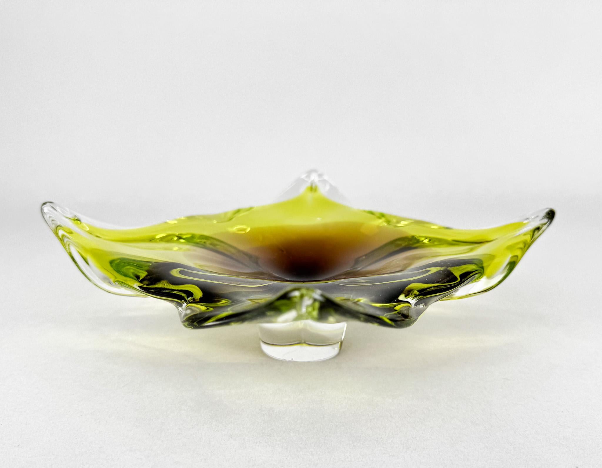 Cuenco de vidrio artístico del diseñador Josef Hospodka para Chribska Glassworks, años 60 Moderno de mediados de siglo en venta