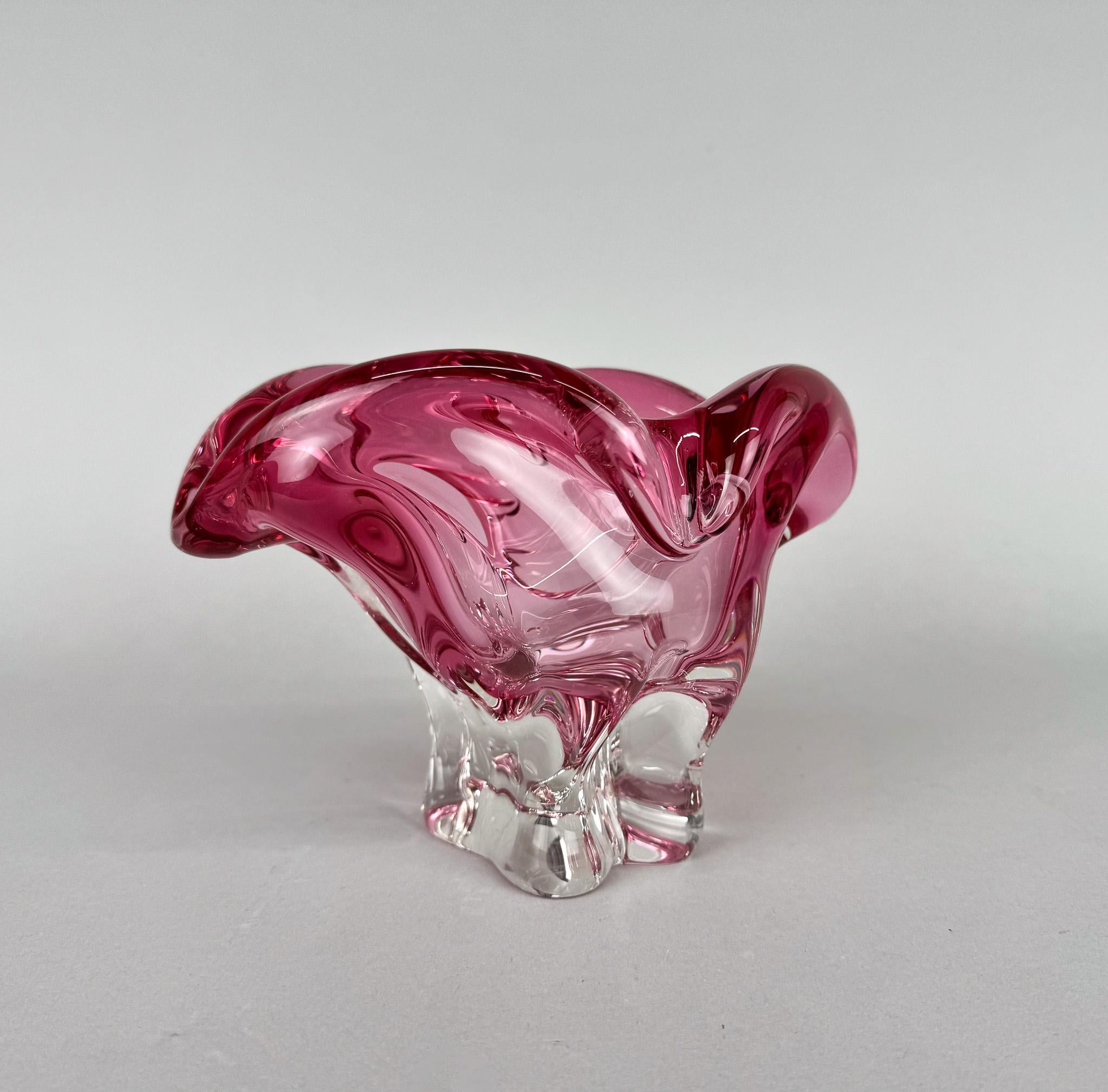 Cuenco de vidrio artístico del diseñador Josef Hospodka para Chribska Glassworks, años 60 Moderno de mediados de siglo en venta