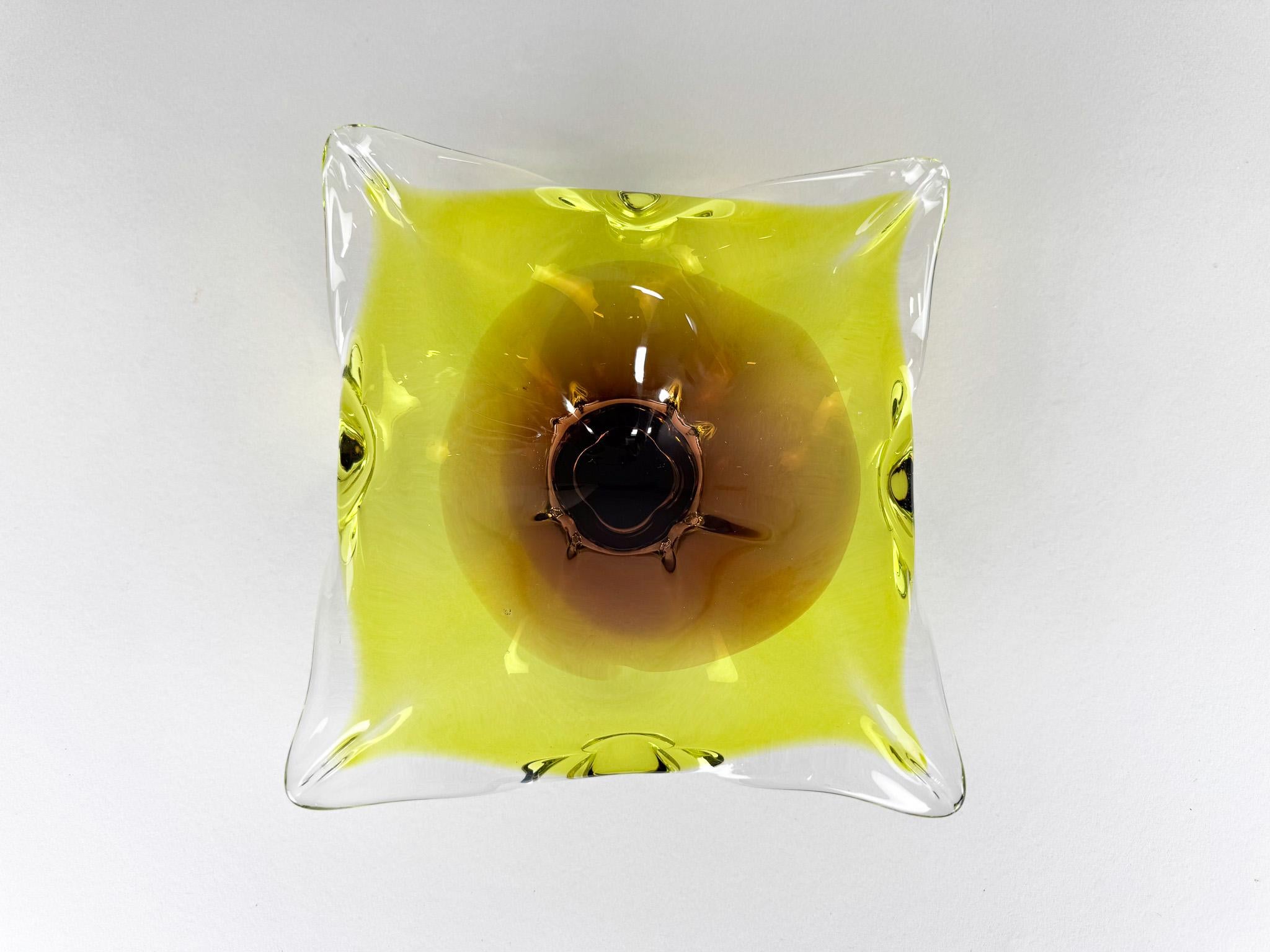 Cuenco de vidrio artístico del diseñador Josef Hospodka para Chribska Glassworks, años 60 Checo en venta