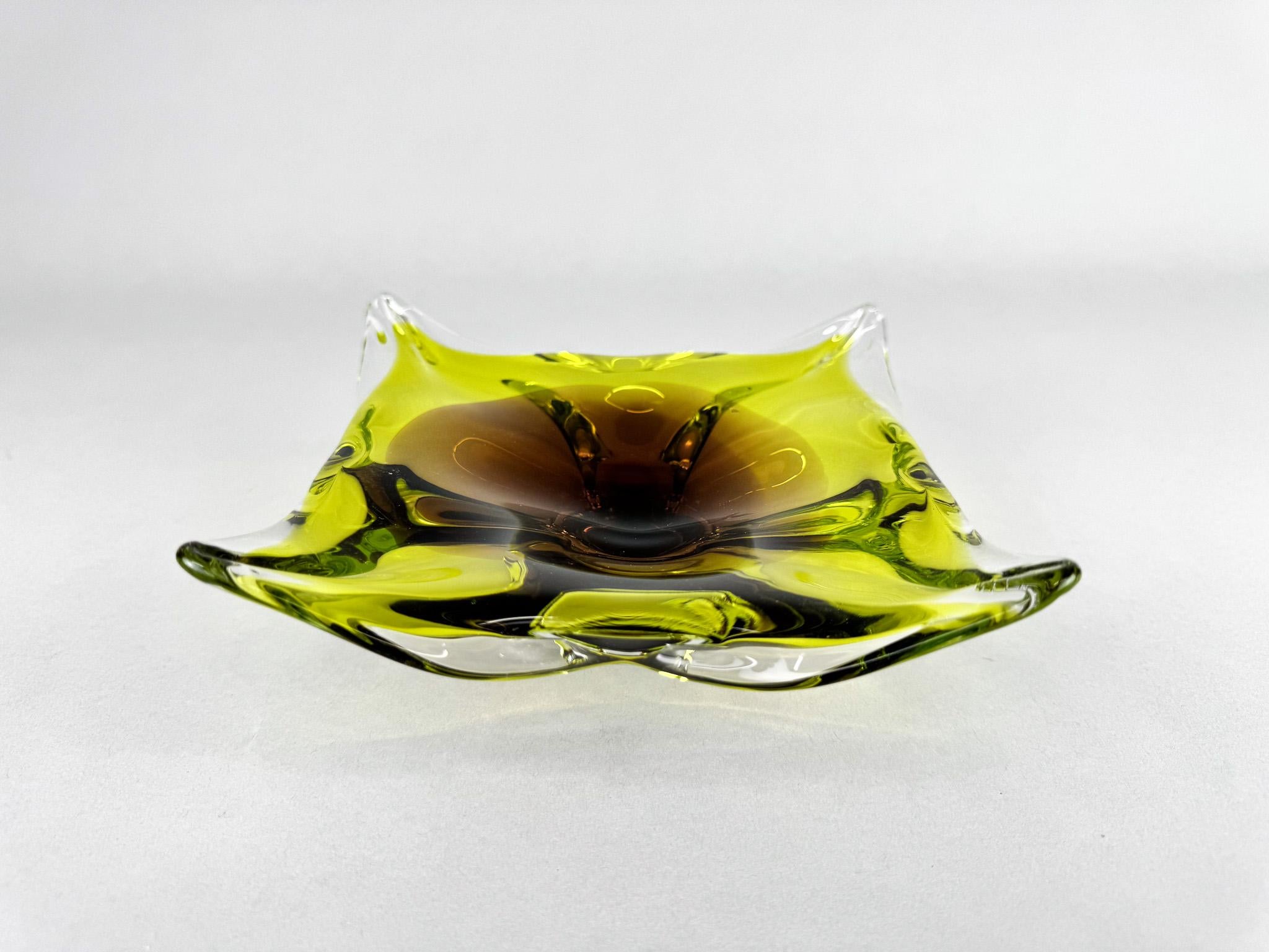 Cuenco de vidrio artístico del diseñador Josef Hospodka para Chribska Glassworks, años 60 Vidrio artístico en venta