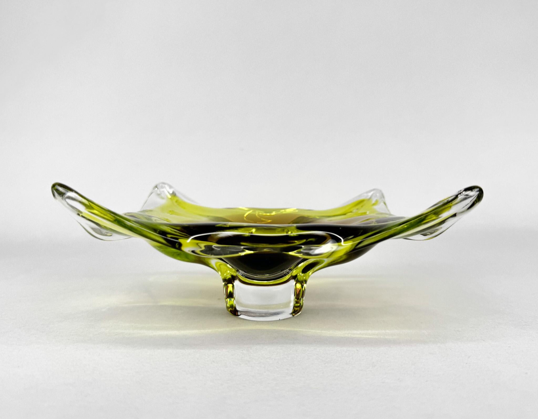 Cuenco de vidrio artístico del diseñador Josef Hospodka para Chribska Glassworks, años 60 en venta 1