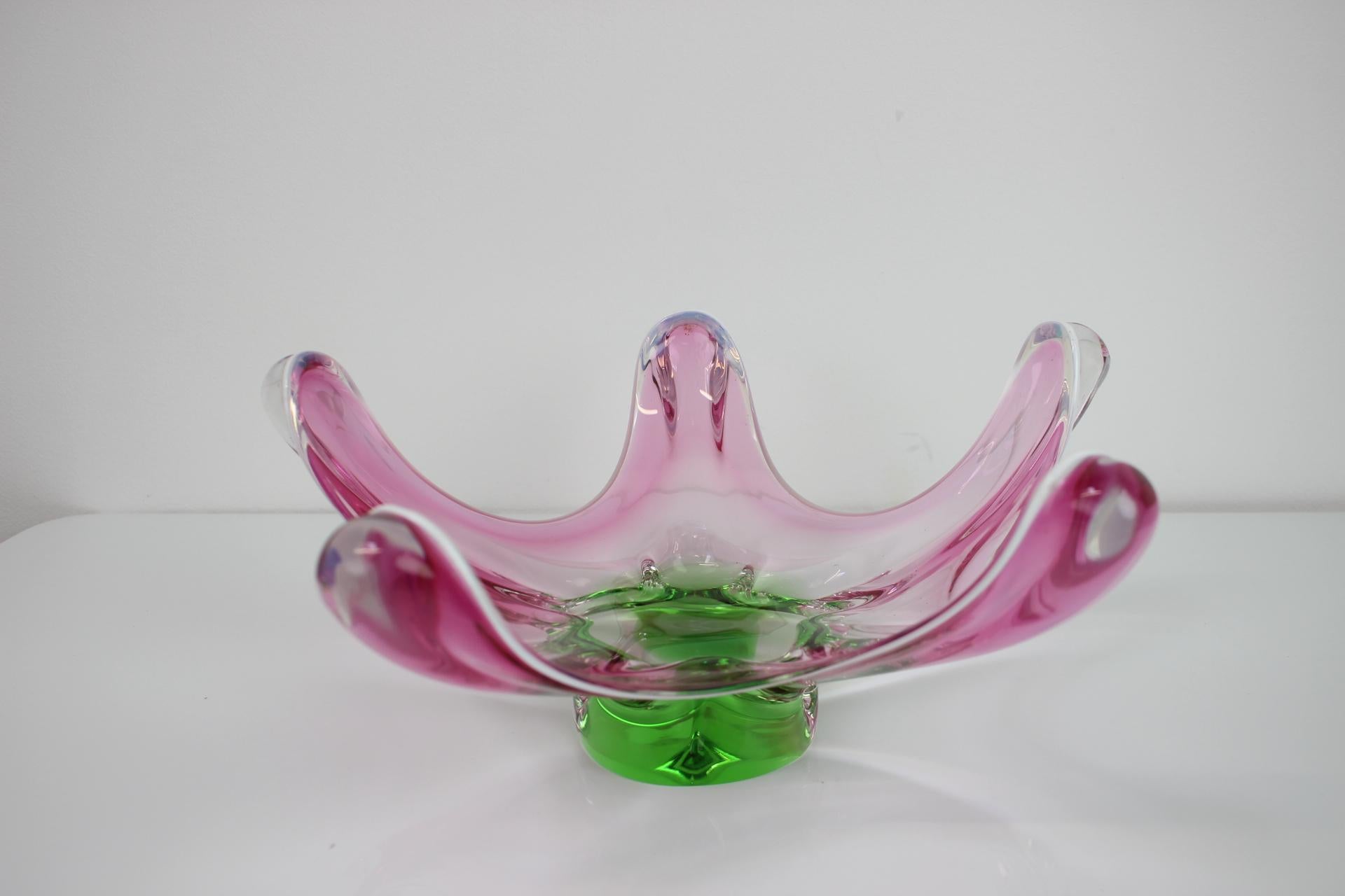 Precioso cuenco de estilo artístico, realizado por Josef Hospodka, para Chribska Glassworks.
Limpiado a la perfección.
El lugar de origen es Checoslovaquia en la década de 1960.