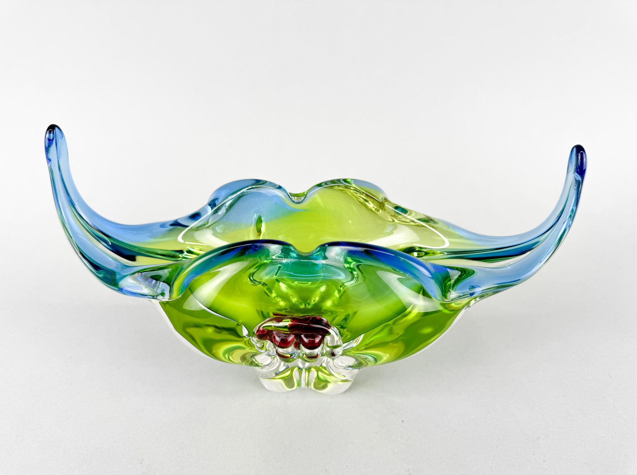 Questa bellissima ciotola è stata disegnata da Josef Hospodka e realizzata dalla Chribska Glassworks. Combinazione di vetro verde e blu con un dettaglio rosso. Molto rara da trovare in questa combinazione di colori. In ottime condizioni vintage.