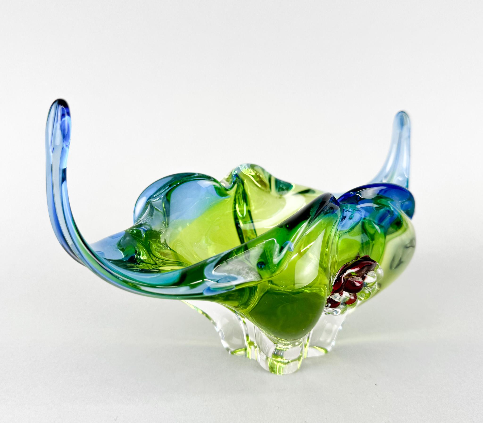 Mid-Century moderno Ciotola in vetro artistico di Josef Hospodka per Chribska Glassworks, anni '60 in vendita