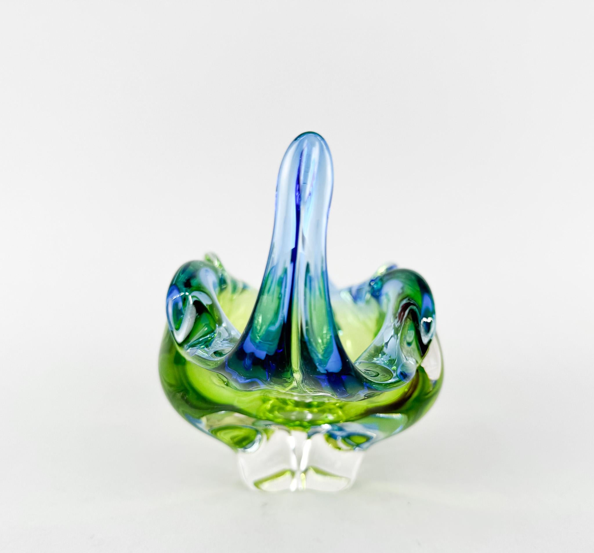 Ciotola in vetro artistico di Josef Hospodka per Chribska Glassworks, anni '60 In condizioni buone in vendita a Praha, CZ