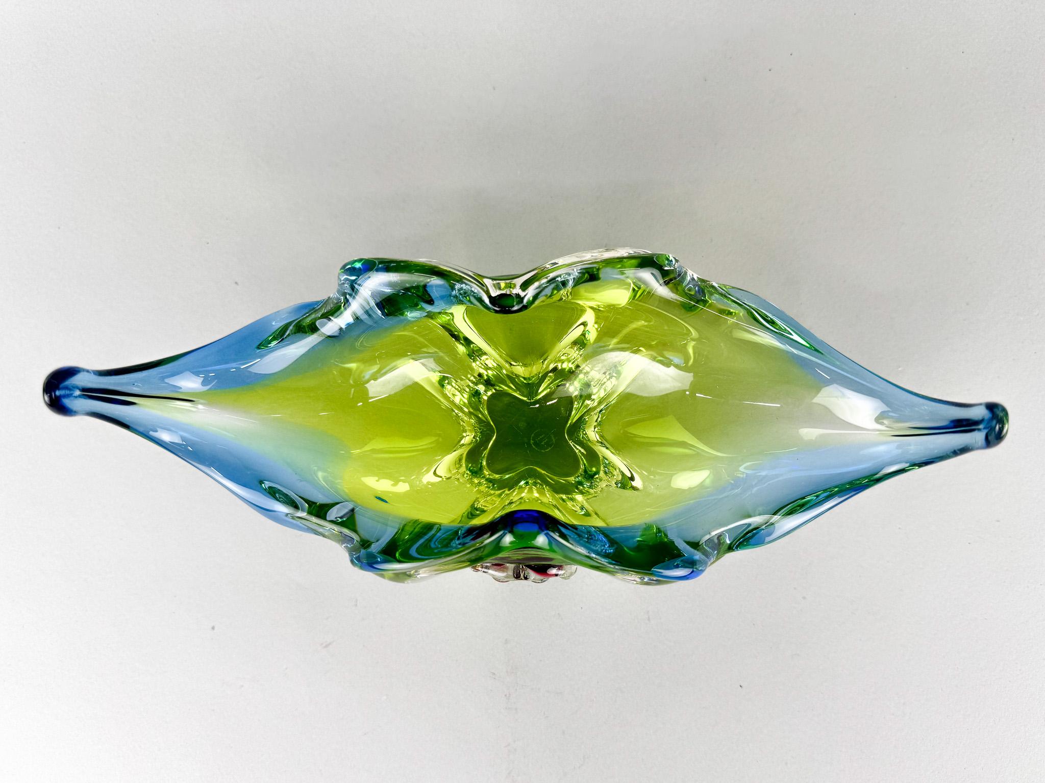 Ciotola in vetro artistico di Josef Hospodka per Chribska Glassworks, anni '60 in vendita 2