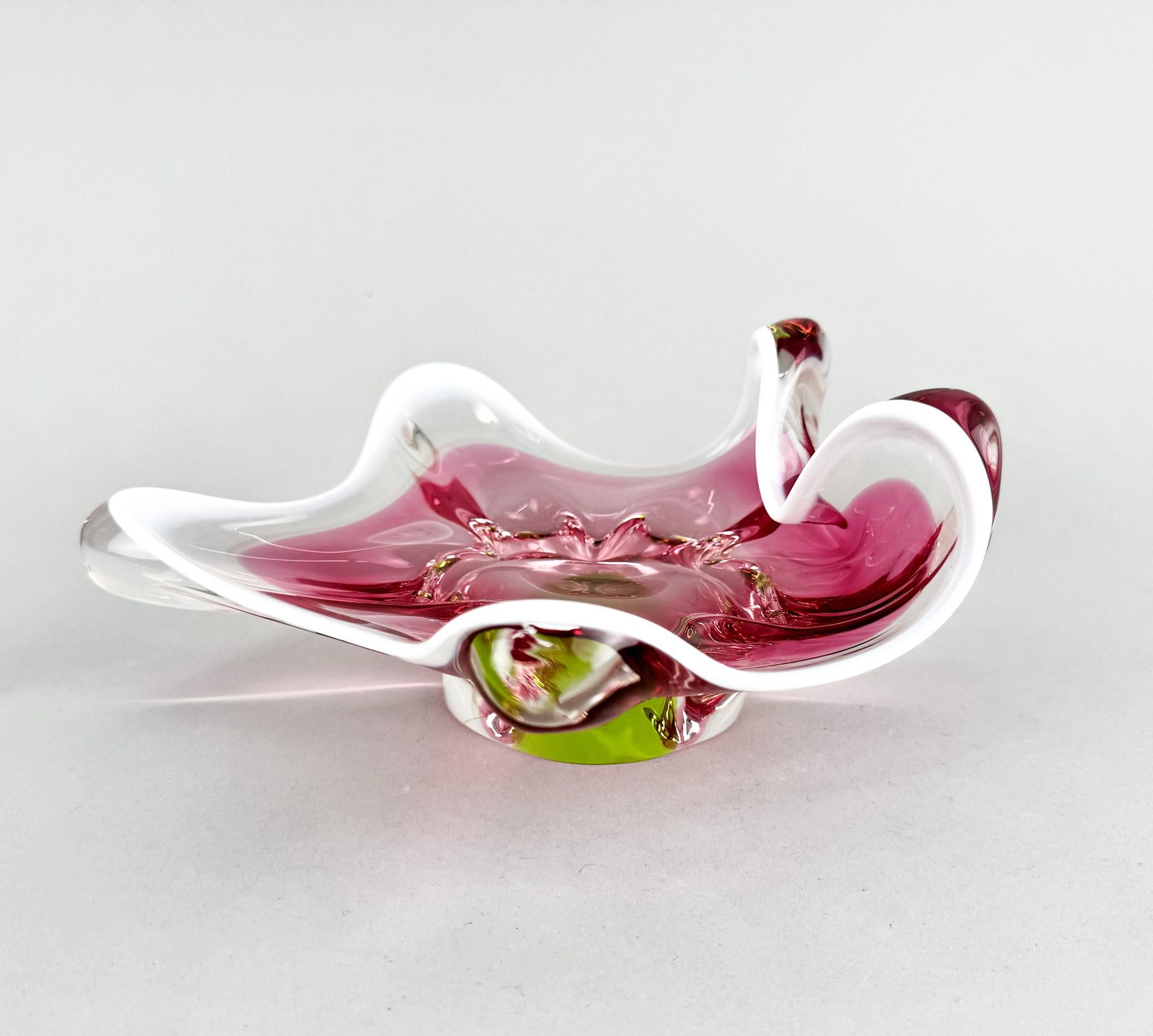 Schöne tschechische skulpturale Glasschale, entworfen von Josef Hospodka in den 1960er Jahren und hergestellt von der Glashütte Chribska. Eine Kombination aus rosa, grünem und klarem Glas mit einem schönen, undurchsichtigen weißen Rand. In sehr
