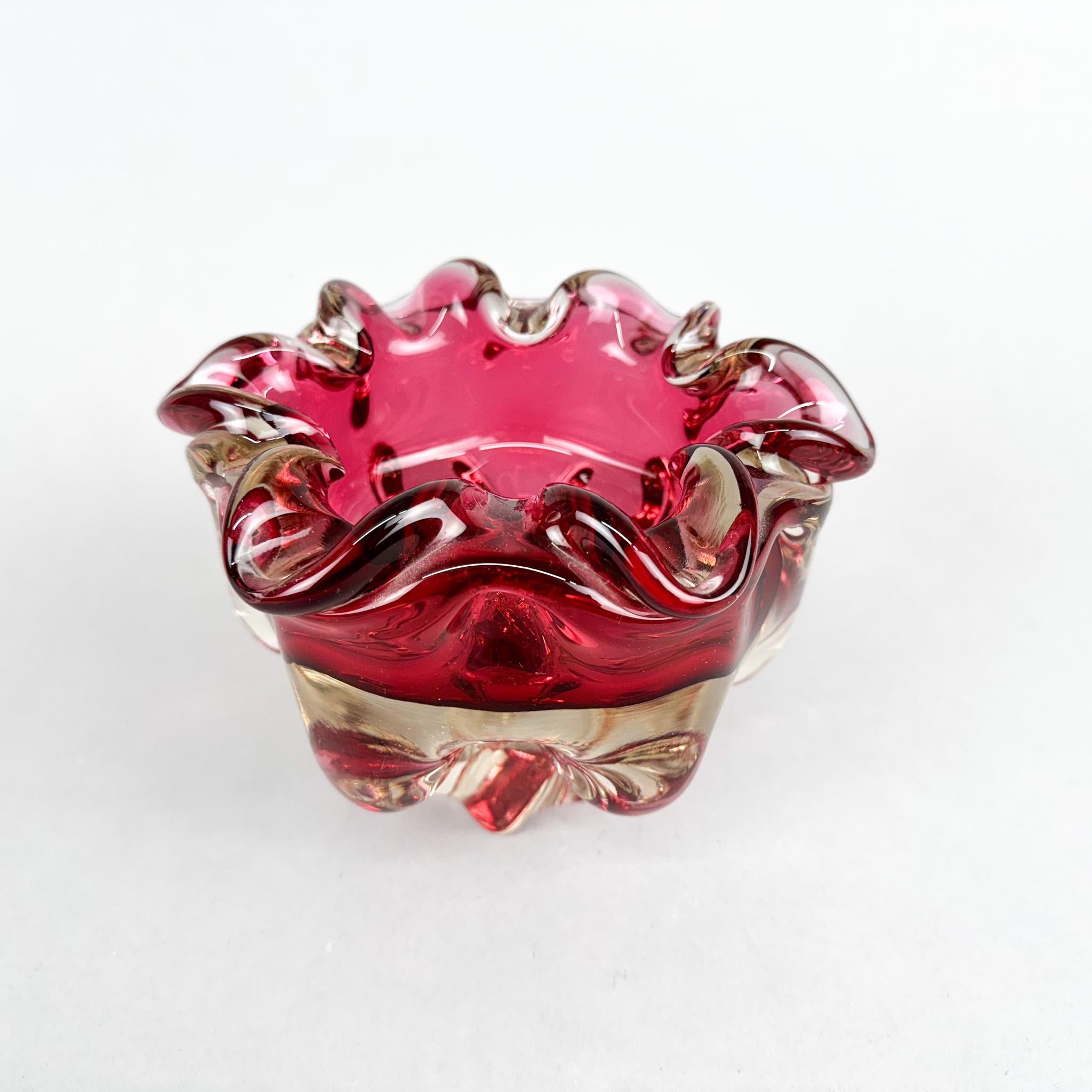 Ciotola in vetro artistico del designer Josef Hospodka, realizzata nella Chribska Glassworks nell'ex Cecoslovacchia negli anni Sessanta.