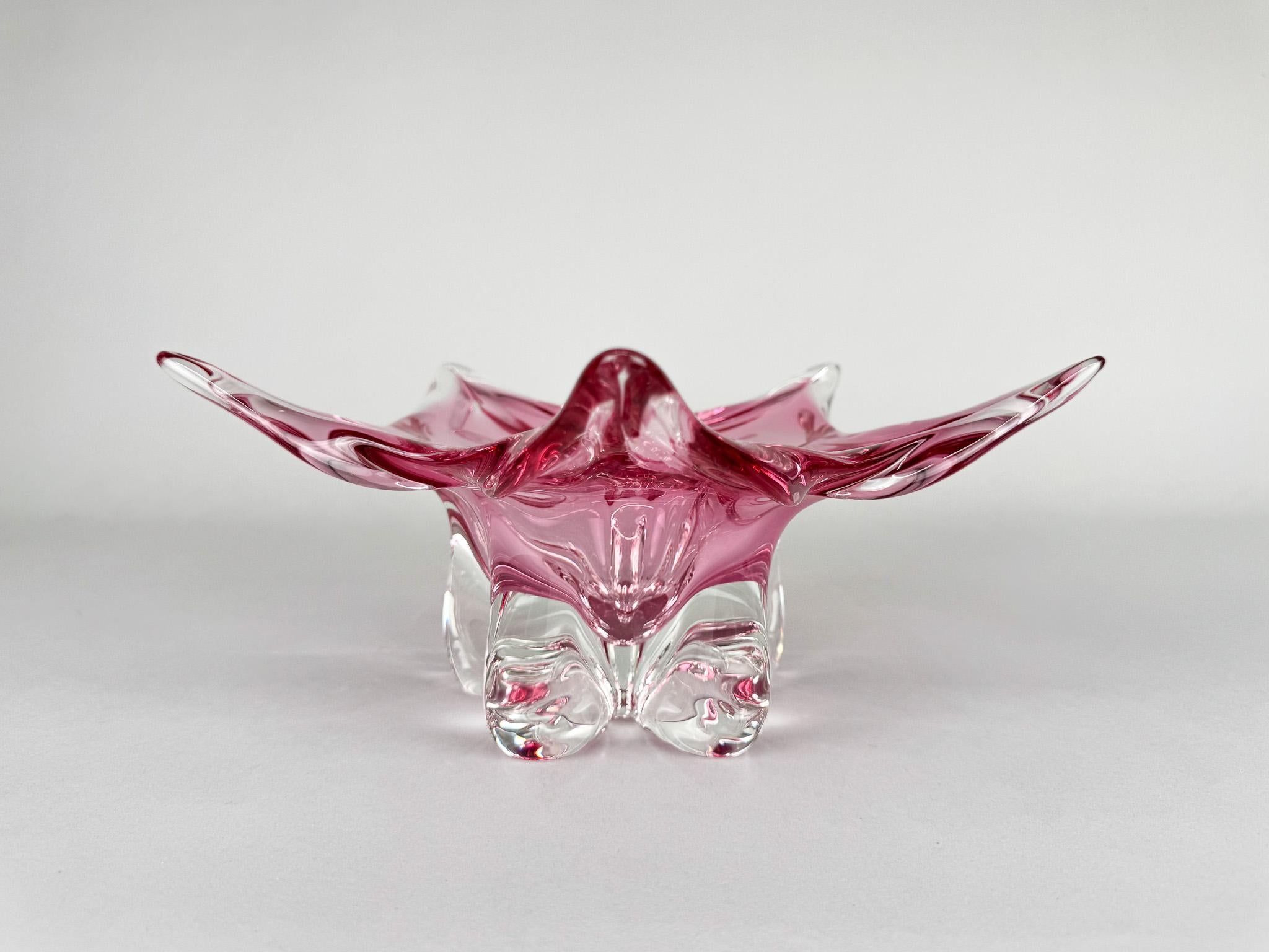Ciotola in vetro artistico del designer Josef Hospodka, realizzata nella Chribska Glassworks nell'ex Cecoslovacchia negli anni '60. La ciotola è in ottime condizioni, tranne un'imperfezione (vedi foto).