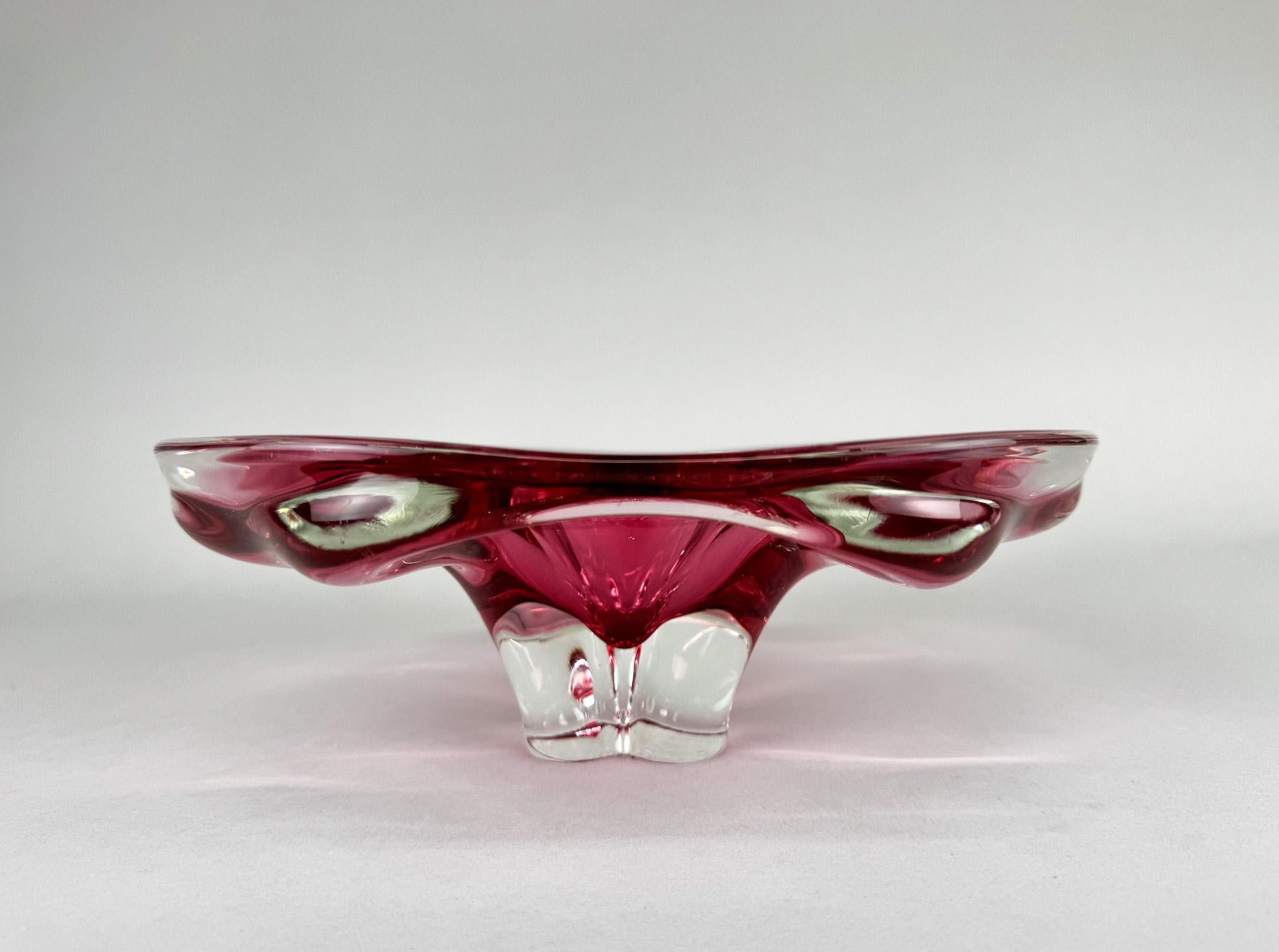 Ciotola in vetro artistico del designer Josef Hospodka, realizzata presso la Chribska Glassworks nell'ex Cecoslovacchia negli anni '60.
