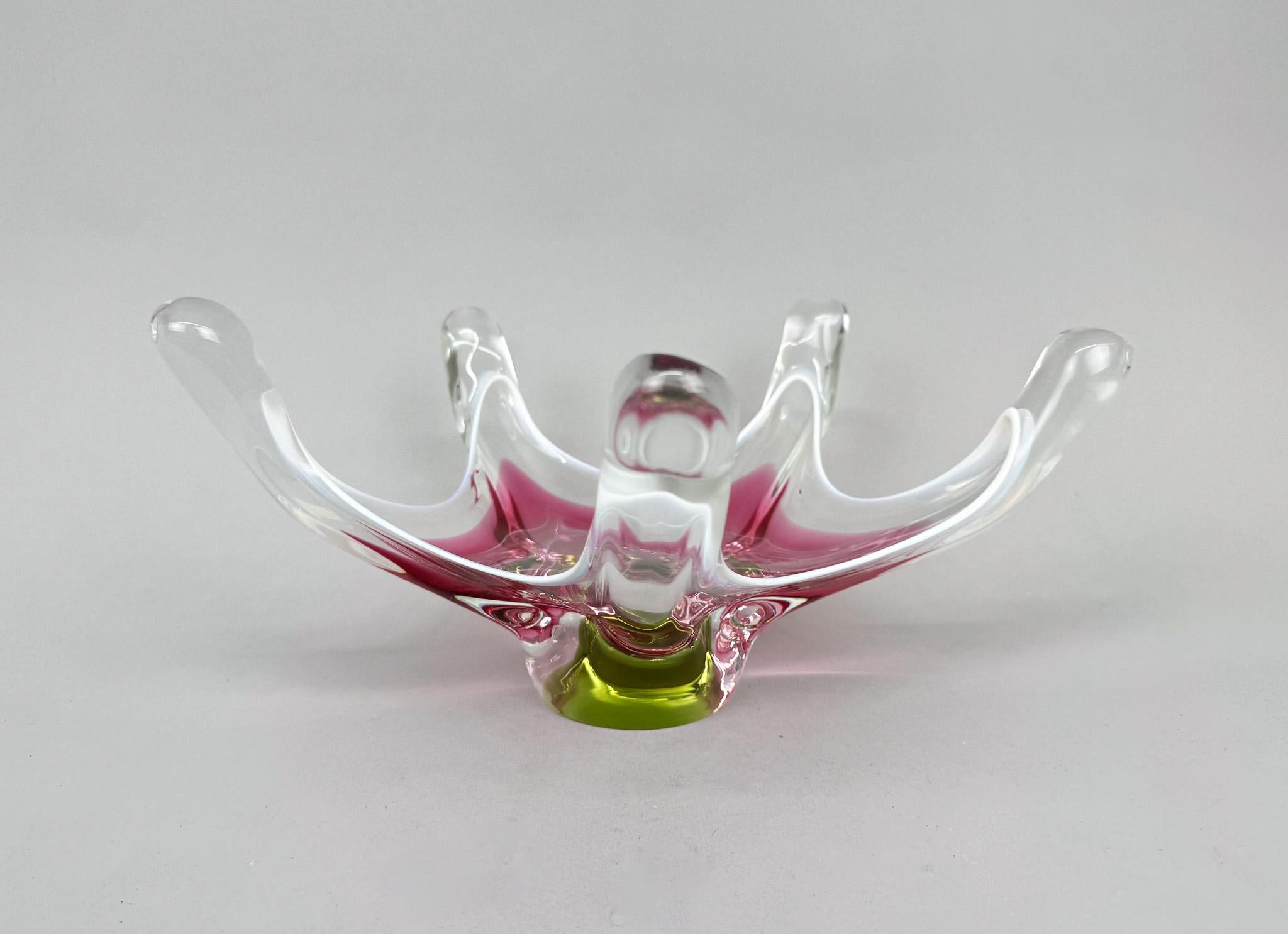 Magnifique bol sculptural en verre tchèque, conçu par Josef Hospodka dans les années 1960 et fabriqué par la verrerie de Chribska. Combinaison de verre rose, vert et transparent avec un joli bord blanc opaque. Très bon état vintage. 