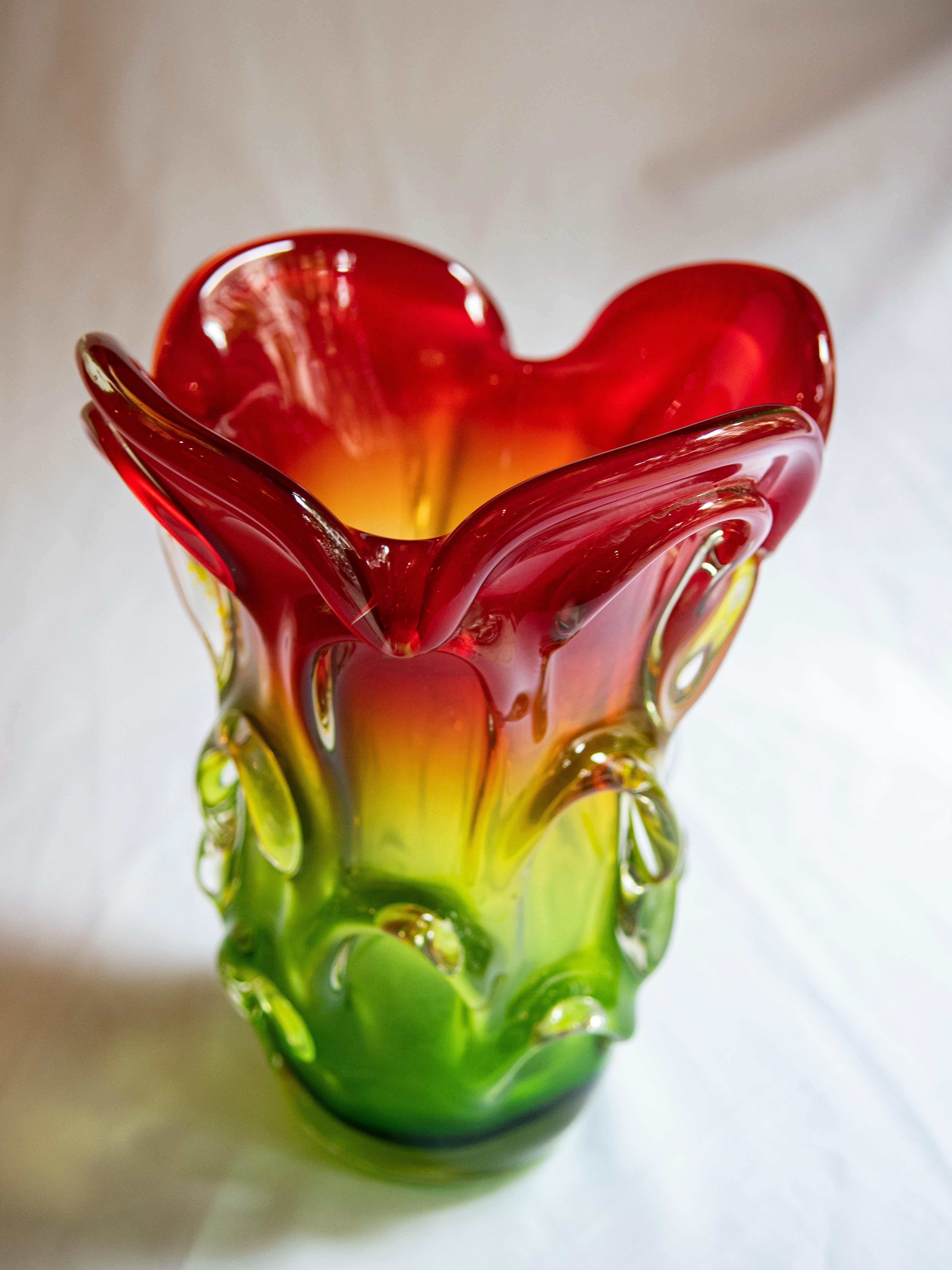 
Step into the vibrant world of mid-century design with this stunning Art Glass Bowl by Josef Hospodka for Chribska Glassworks, dating back to the 1960s. Crafted with Josef Hospodka's signature style, this bowl features a mesmerizing combination of