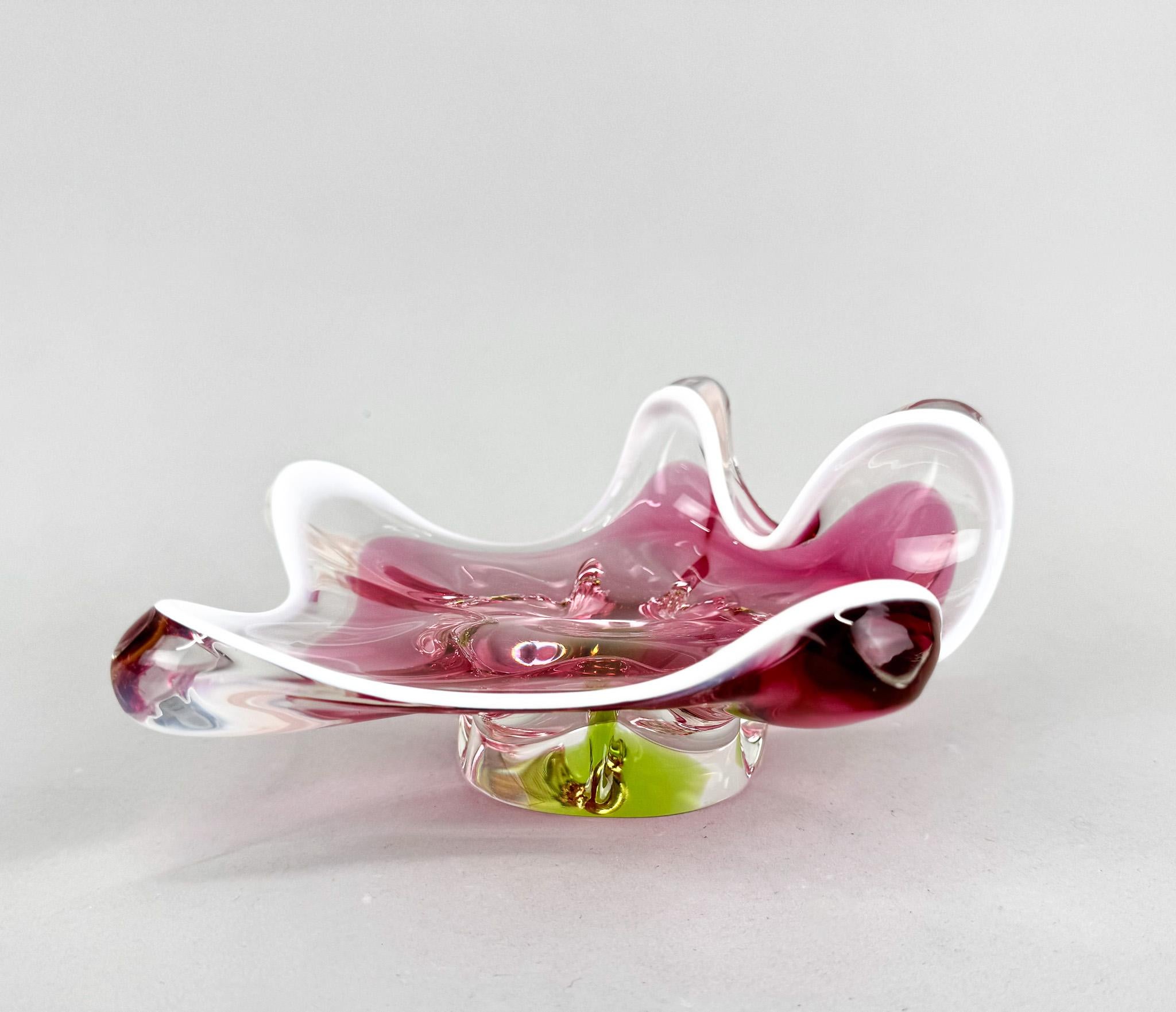 Glasschale aus Kunstglas von Josef Hospodka für Chribska Glassworks, 1960er Jahre im Zustand „Gut“ in Praha, CZ