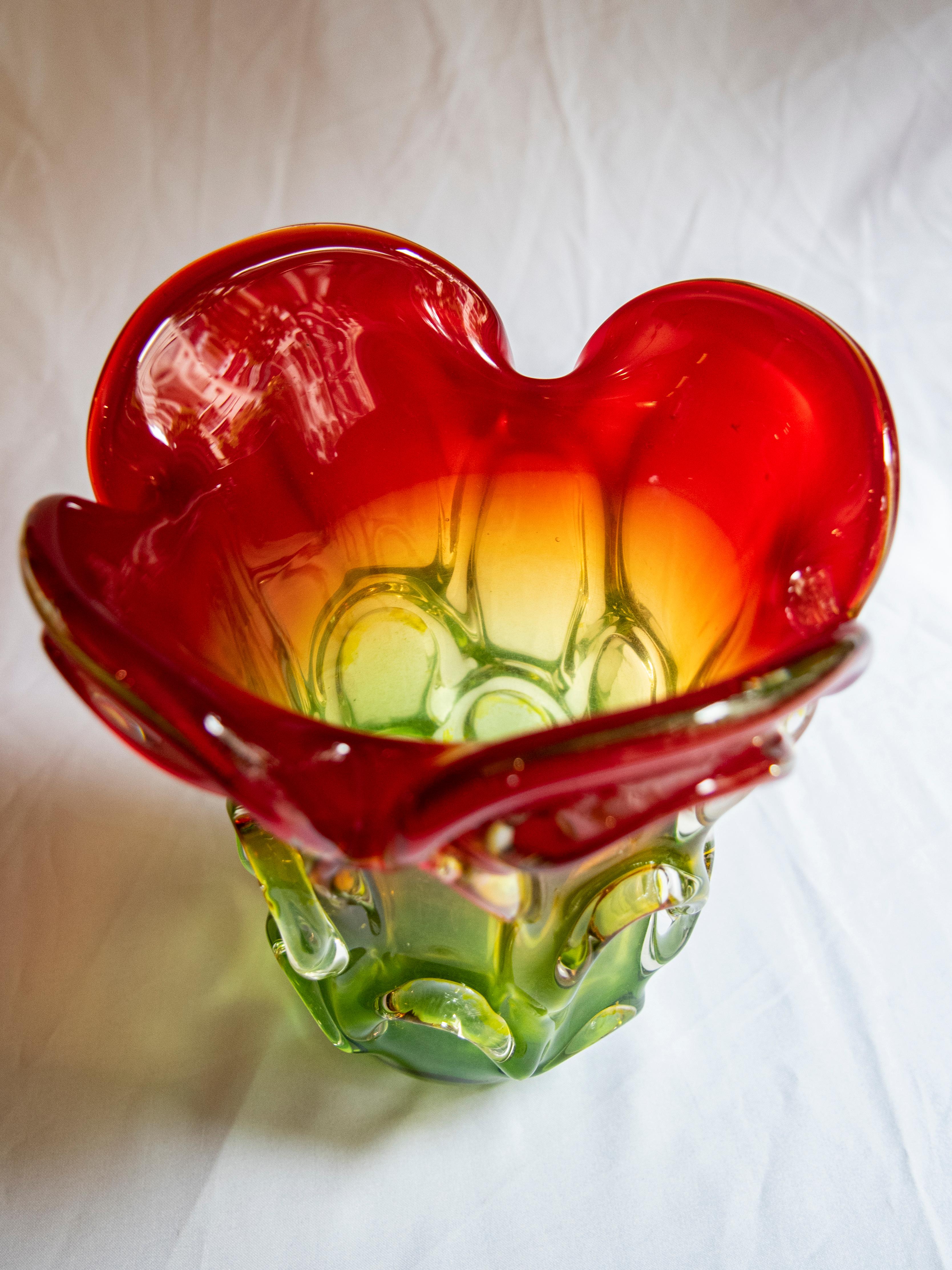 Ciotola in vetro artistico di Josef Hospodka per Chribska Glassworks, anni '60 In condizioni buone in vendita a CABA, AR