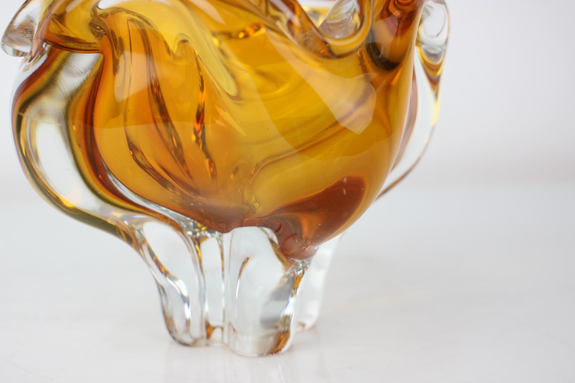 Glasschale aus Kunstglas von Josef Hospodka für Chribska Glassworks, 1960er Jahre (Mitte des 20. Jahrhunderts) im Angebot