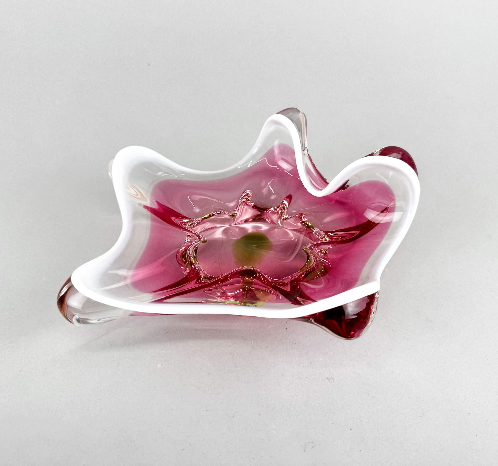 Glasschale aus Kunstglas von Josef Hospodka für Chribska Glassworks, 1960er Jahre (Glaskunst)