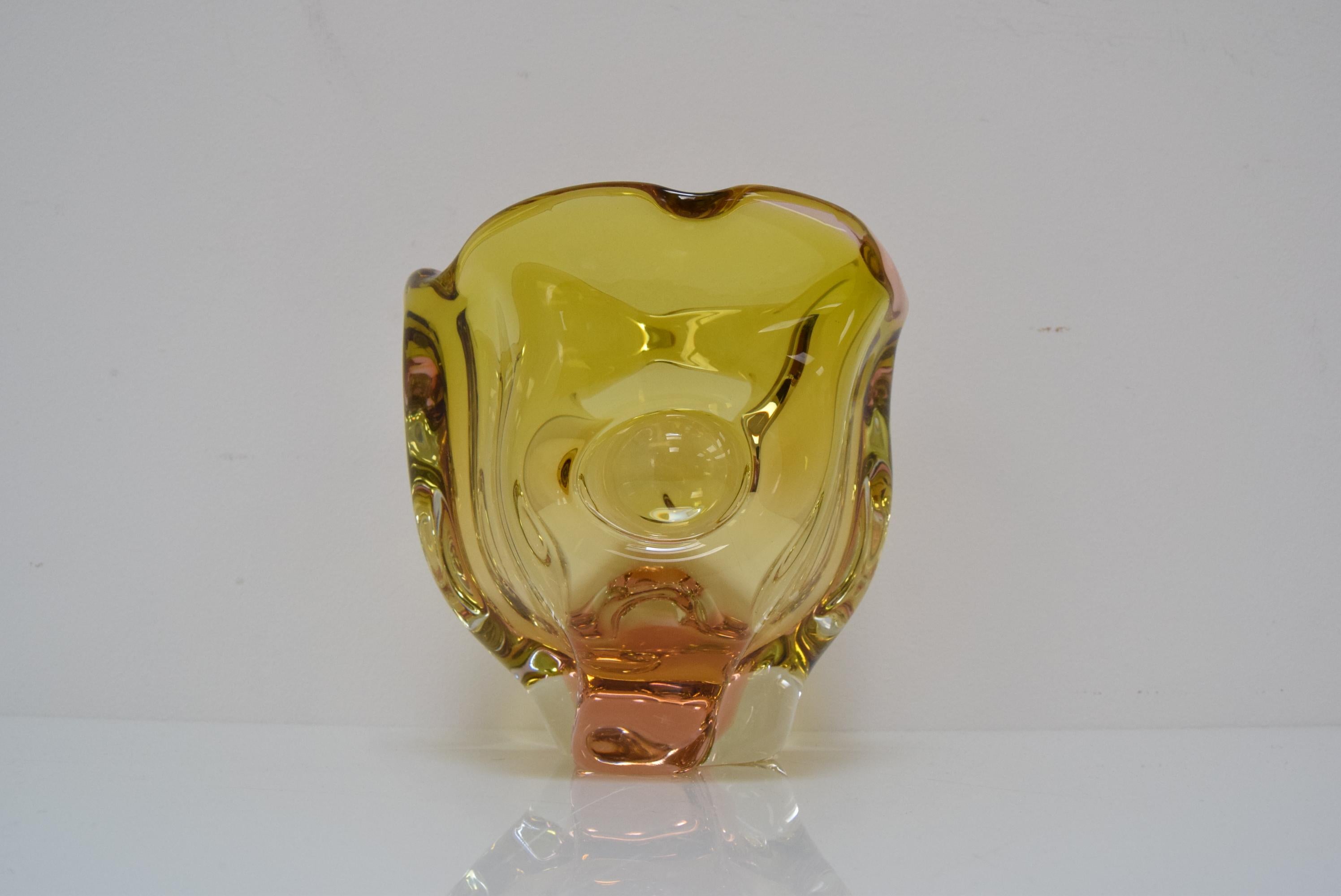 Mid-Century moderno Ciotola in vetro artistico  di Josef Hospodka per Chribska Glassworks, 1960. in vendita