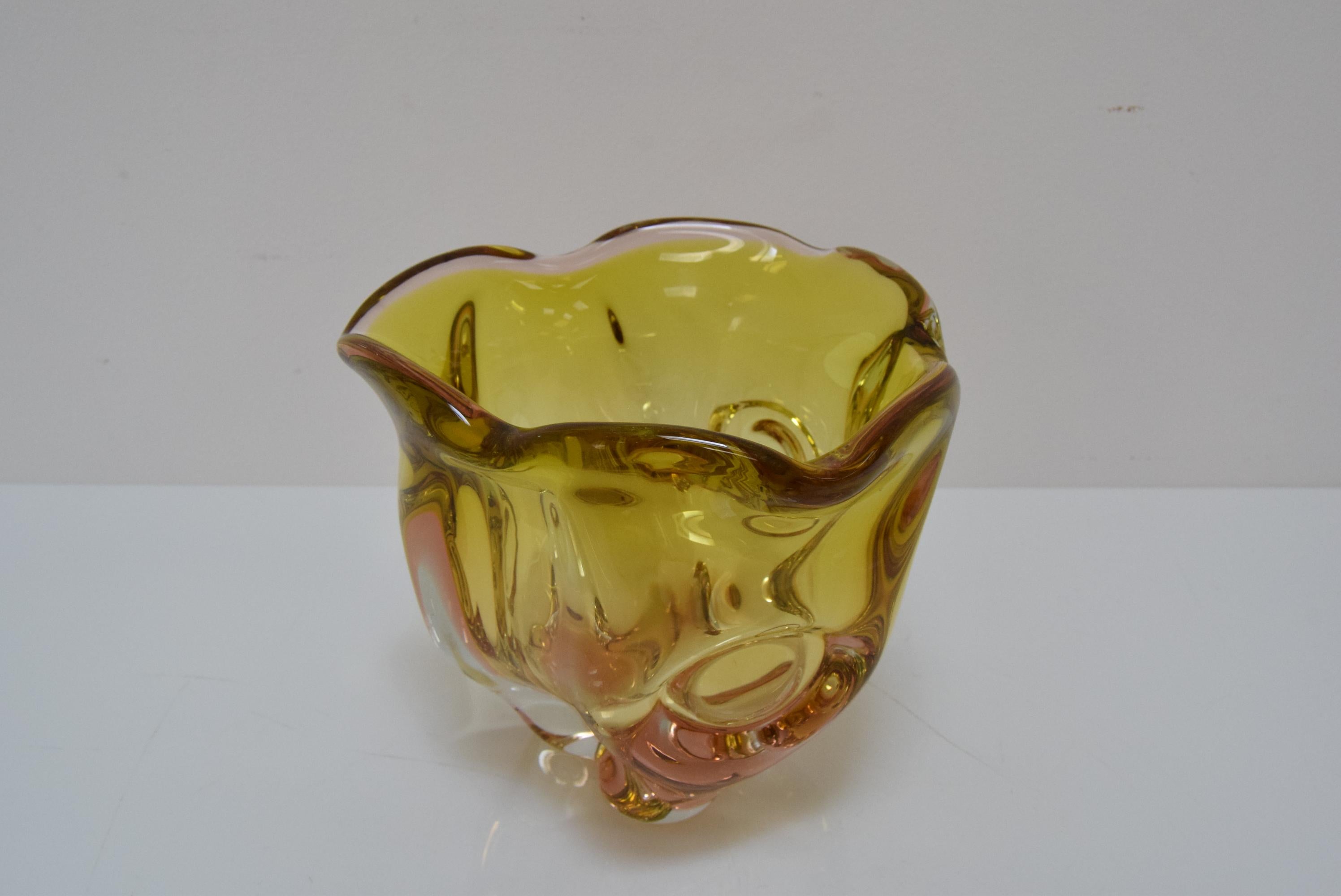 Art Glass Bowl  by Josef Hospodka for Glasswork Chribska, 1960's.  In Good Condition For Sale In Praha, CZ